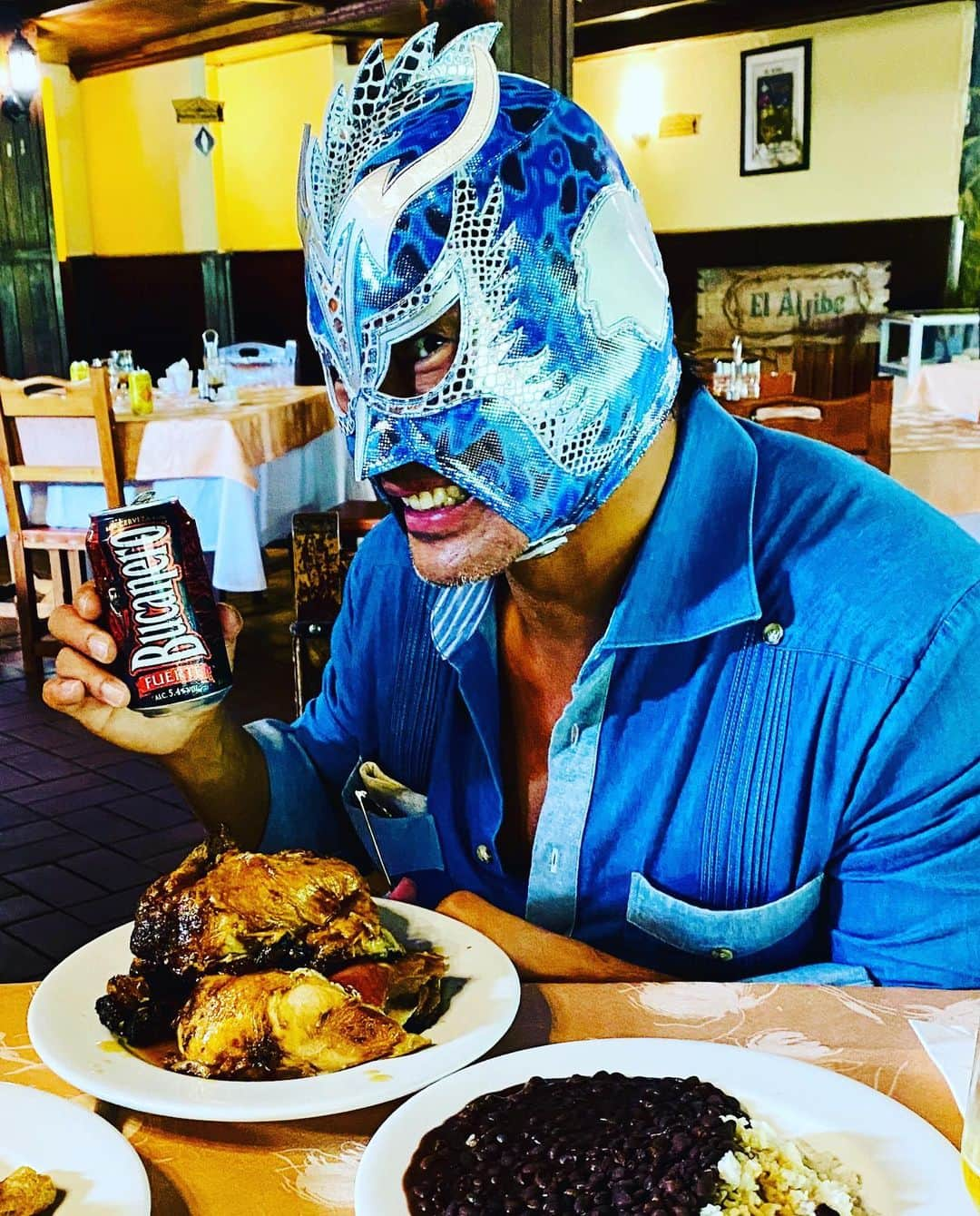 ウルティモ・ドラゴンさんのインスタグラム写真 - (ウルティモ・ドラゴンInstagram)「Habana  @dragongate_pro  #habana#elaljibe #cervezabucanerofuerte」2月29日 14時11分 - ultimodragon_oficial