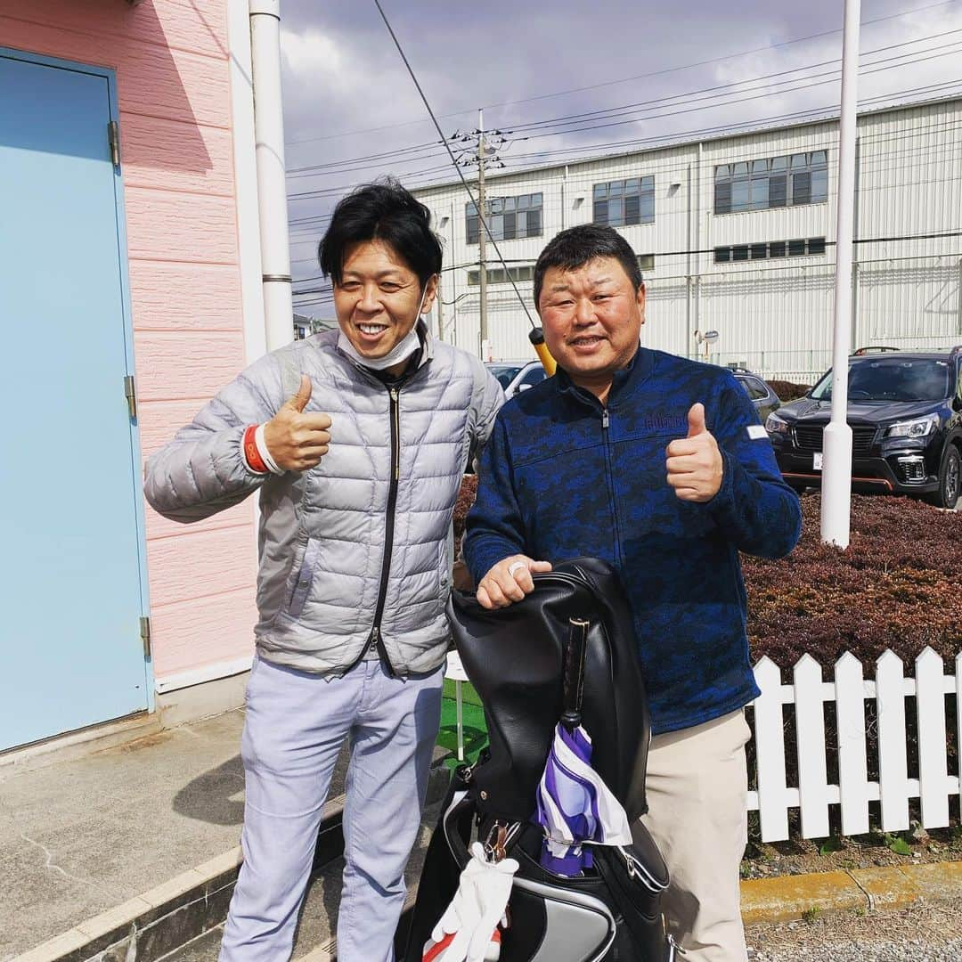 デーブ大久保のインスタグラム：「ラウンドからの練習⛳️ 第ちゃんに指導してもらいました^o^ 夜は肉蔵へ🍖  #ゴルフサロンセラ  #ティーチングプロ  #山崎第一郎  #スウィングガーデン #シニアツアー  #ゴルフ #golf #野田」