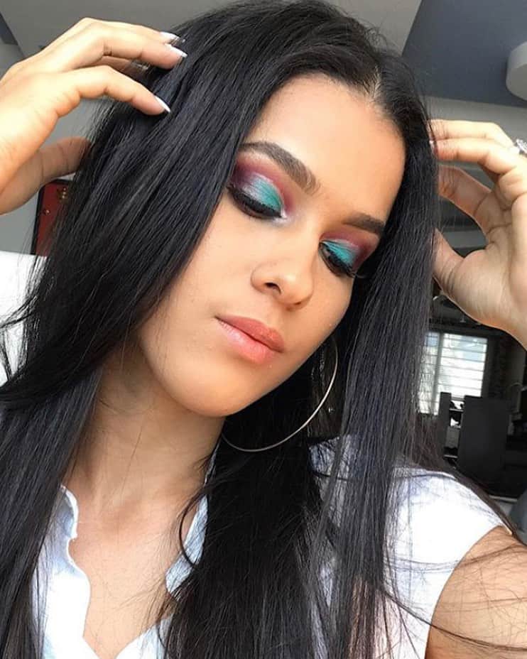 ジュールスミスのインスタグラム：「@jenipc_ killing the lip game once again in one of our power glosses 👏😘 .⠀﻿⁠ .⠀﻿⁠ .⠀﻿⁠ .⠀﻿⁠ .⠀﻿⁠ .⠀﻿⁠ .⠀﻿⁠ #jewelry #jewellery #necklace #ring #earrings #bracelet #gold #rings #accessories #jewelrygram #bling #jewels #sparkle #glitter #instajewelry #jewelrydesigner #bracelets #fashionjewelry #shine #braceletstacks #braceletsoftheday #instajewelry #bohojewelry #bohemianjewelry #gypsyjewelry #glitter #bohostyle #boldstyle #aboutalook⁣﻿⁠」