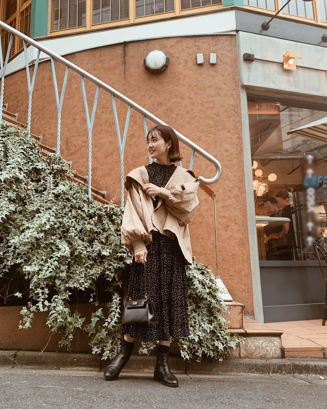 のインスタグラム：「最近アウターはこのトレンチブルゾンしか着てないんちゃうかな 笑 ・ #トレンチブルゾン @fromfirstmusee  #ドット柄プリーツワンピース　@fromfirstmusee  #bag @hermes  #ブーツ @zara ・ ・ #fromfirstmusee #MUSEE #フロムファーストミュゼ #ママコーデ #ママコーデ」