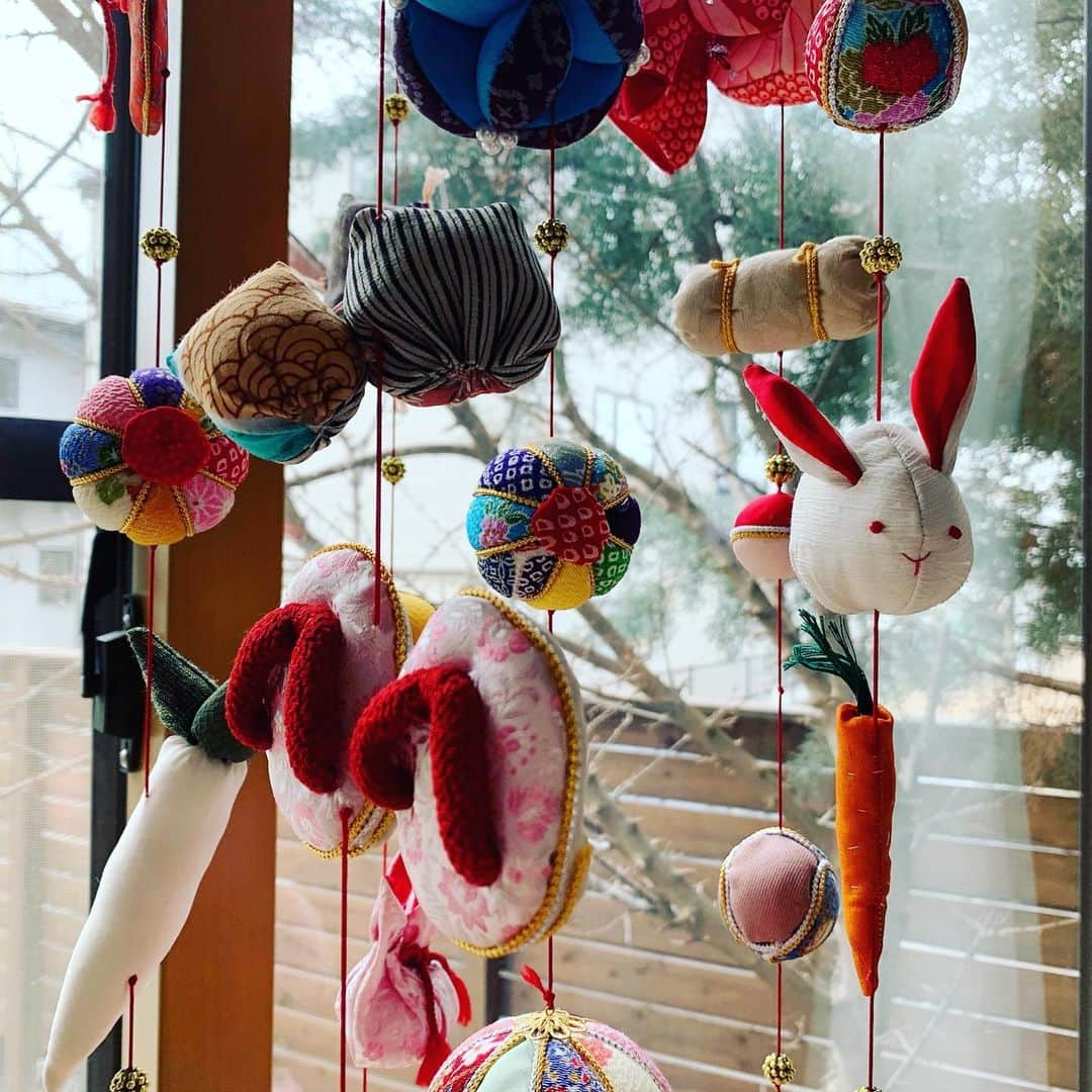 大隅智子さんのインスタグラム写真 - (大隅智子Instagram)「Yoko先生のお宅の「飾り雛」。なんてかわいいんでしょう！女の子のお祭り、雛祭りですね。 一つ一つ手作りで、意味があるそうです。 ウサギ、ニンジン、ゲタ…面白いです。 #飾り雛  #岩手　#盛岡　#雛祭り」2月29日 14時44分 - tomokotenki