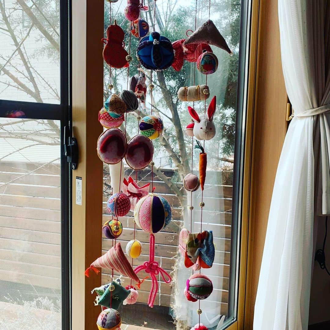 大隅智子さんのインスタグラム写真 - (大隅智子Instagram)「Yoko先生のお宅の「飾り雛」。なんてかわいいんでしょう！女の子のお祭り、雛祭りですね。 一つ一つ手作りで、意味があるそうです。 ウサギ、ニンジン、ゲタ…面白いです。 #飾り雛  #岩手　#盛岡　#雛祭り」2月29日 14時44分 - tomokotenki