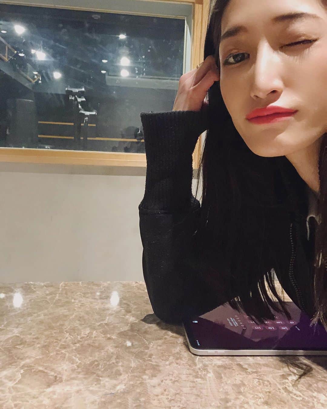 ELISAのインスタグラム：「やっぱスタジオいいっ。 上がる。 ろけんろー🤘  #腹筋しすぎてプルプル」