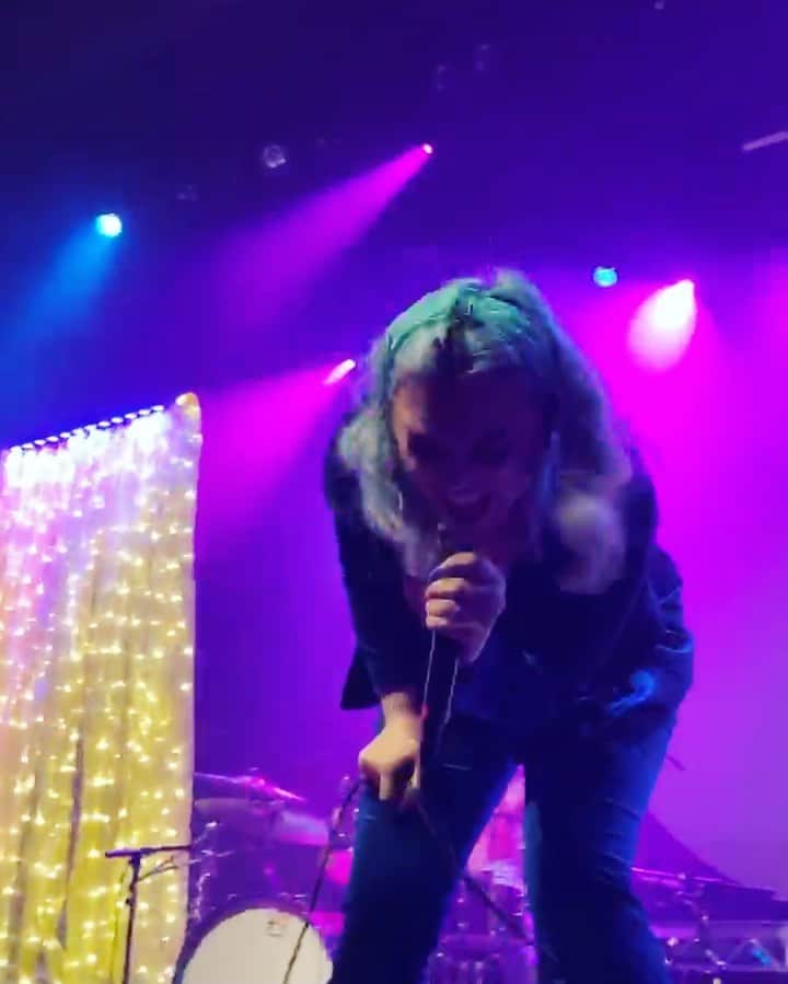 HEY VIOLETのインスタグラム：「thank u, san fran!!!! so in luv with u. also, lol shout out to our tour manager, sheep, for so quickly grabbing vicky’s pack and to vicky for still dancing&playing with no click track and also to YOU GUYS for jumping with us」