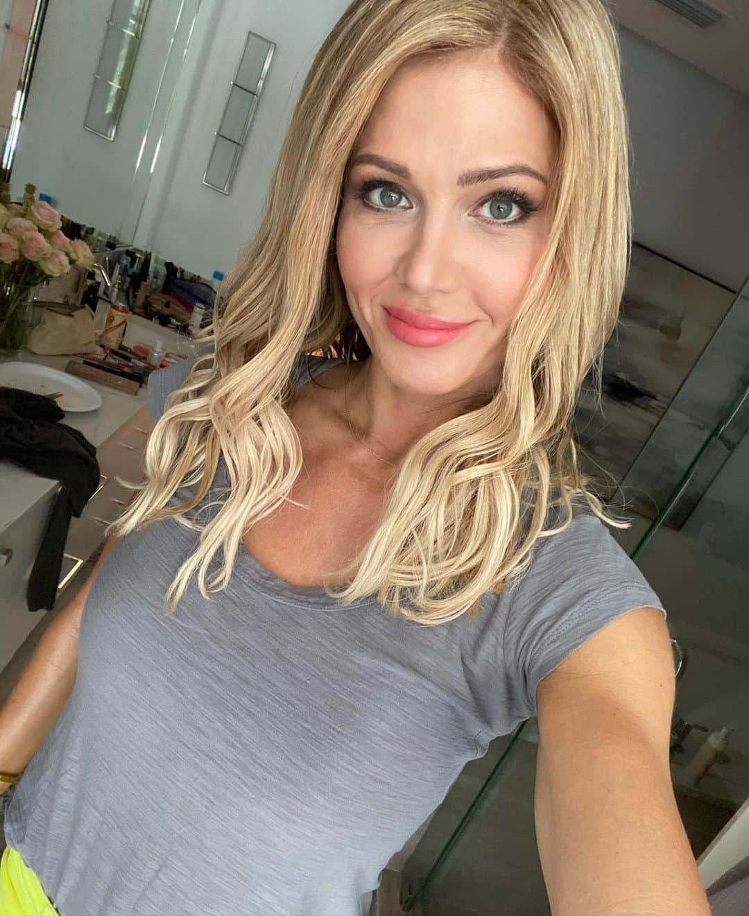 トリー・ウィルソンのインスタグラム：「. Hi. I’m Torrie. . I might look pretty strong on the outside, but that’s really nothing compared to the strength I got on the inside. . It’s been earned. Is there any other way? I’ve even learned that power gets a whole new meaning when you own the dumb parts you play. . I’ve seen it all - and am more impressed by a kind heart or you unabashedly showing who you really are than what you can do for me, who thinks you’re cool, or what fancy toy ya got. All lovely things, but never trumped by the other stuff. . I’m here because I hope to add SOMETHING to your day; in some sort of way. Thru a smile, a laugh, a memory, an encouraging word, my own fails or wins or honest lessons & triumphs. I’m nothing close to perfect, but contributing to others brings me so much joy. . If I trigger your insecurities, I encourage you to unfollow because, well, life can be hard enough sometimes. That would also mean you are missing my point here altogether. . To be candid, I’m usually drawn to the shy peeps in the corner & never seek out being the center of attention. But will always push myself to be bolder & more fearless - it’s how I GROW. I encourage the same for you. . My empathy game is strong & I understand people much more than I usually want to or let on to. If you dislike me, I see it even thru a big fake smile and I see an agenda from a mile away. . But I also feel that beautiful heart even if you play it tough.🤫 . #Alittleaboutme」