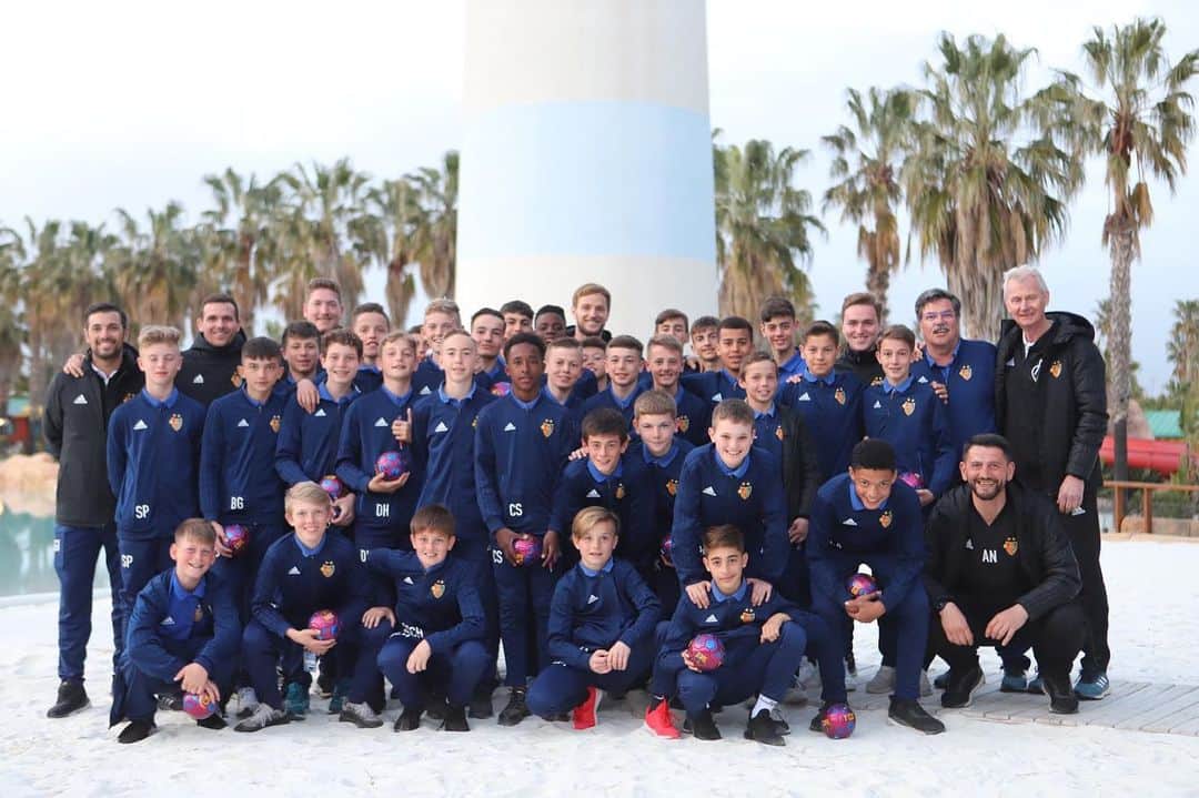 イヴァン・ラキティッチのインスタグラム：「Han e riese freud ka hüt mit de jungs vo de u13/u14 vom @fcbasel1893 ⚽️💪 immer wieder lustig sich zerinnere über alti zite mit mine trainer #wernermogg und @remo_gaugler14  wo so wichtig gsi sind für mich😃 danke #peter🙌 #hoppfcb #fcbjuniore #altizite」