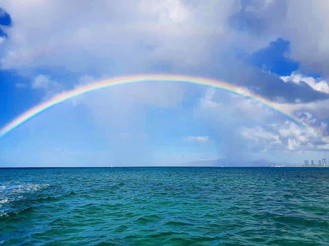 マキ・コニクソンさんのインスタグラム写真 - (マキ・コニクソンInstagram)「ザーっとシャワーがきた後は Happy Rainbowちゃん！🌈 虹を見ると幸せな気分になる。☺️今日も頑張るぞぃ！💪🏼 Happy Aloha Friday!! 🤗 #虹ちゃんのおすそ分け🌈」2月29日 6時25分 - makikonikson