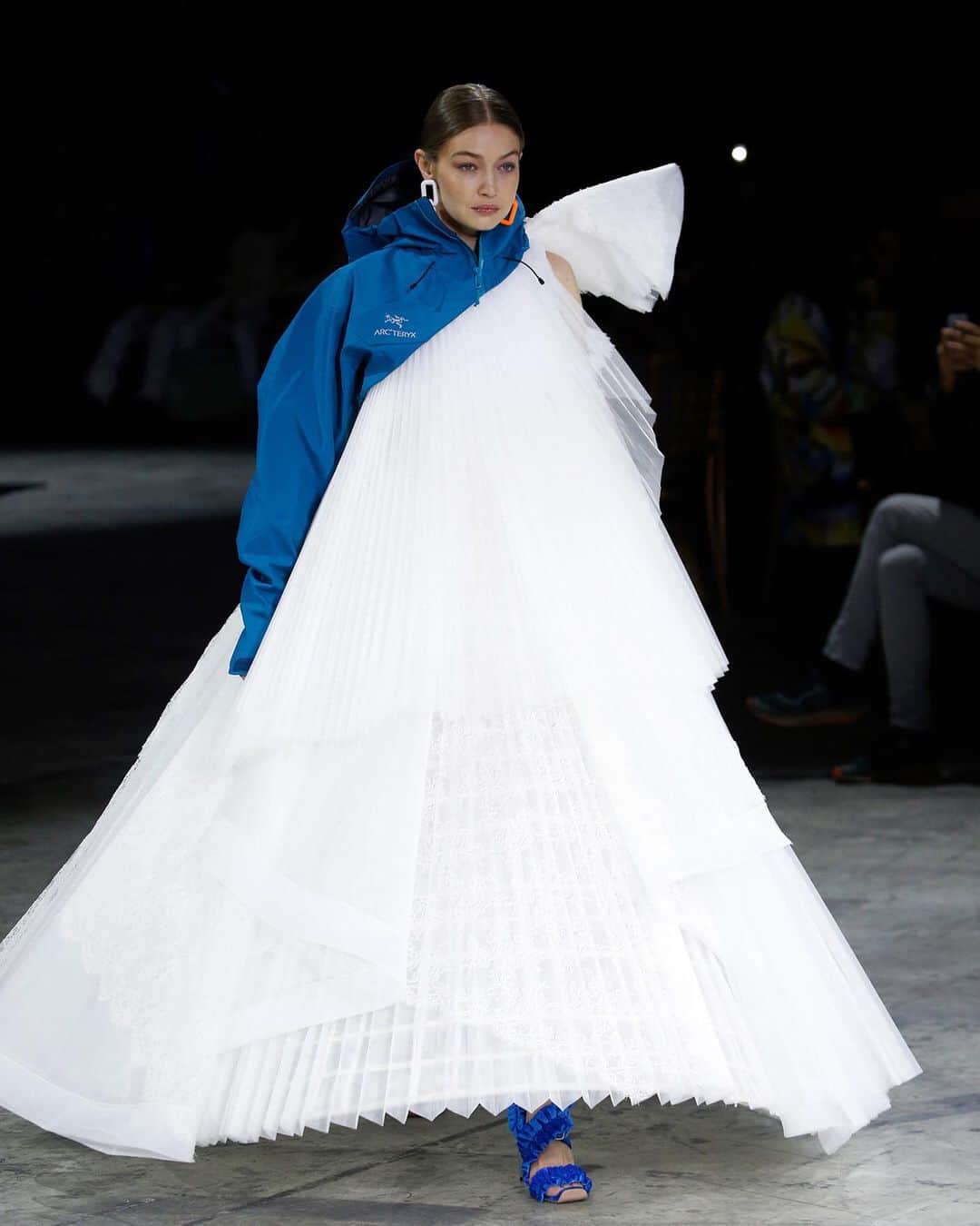 Fashion Weekのインスタグラム：「A Hadid family affair on the runway 🖤  See @gigihadid, @bellahadid, and @yolanda.hadid walk on the #PFW runway for @off____white. Photos by @gettyimages.」