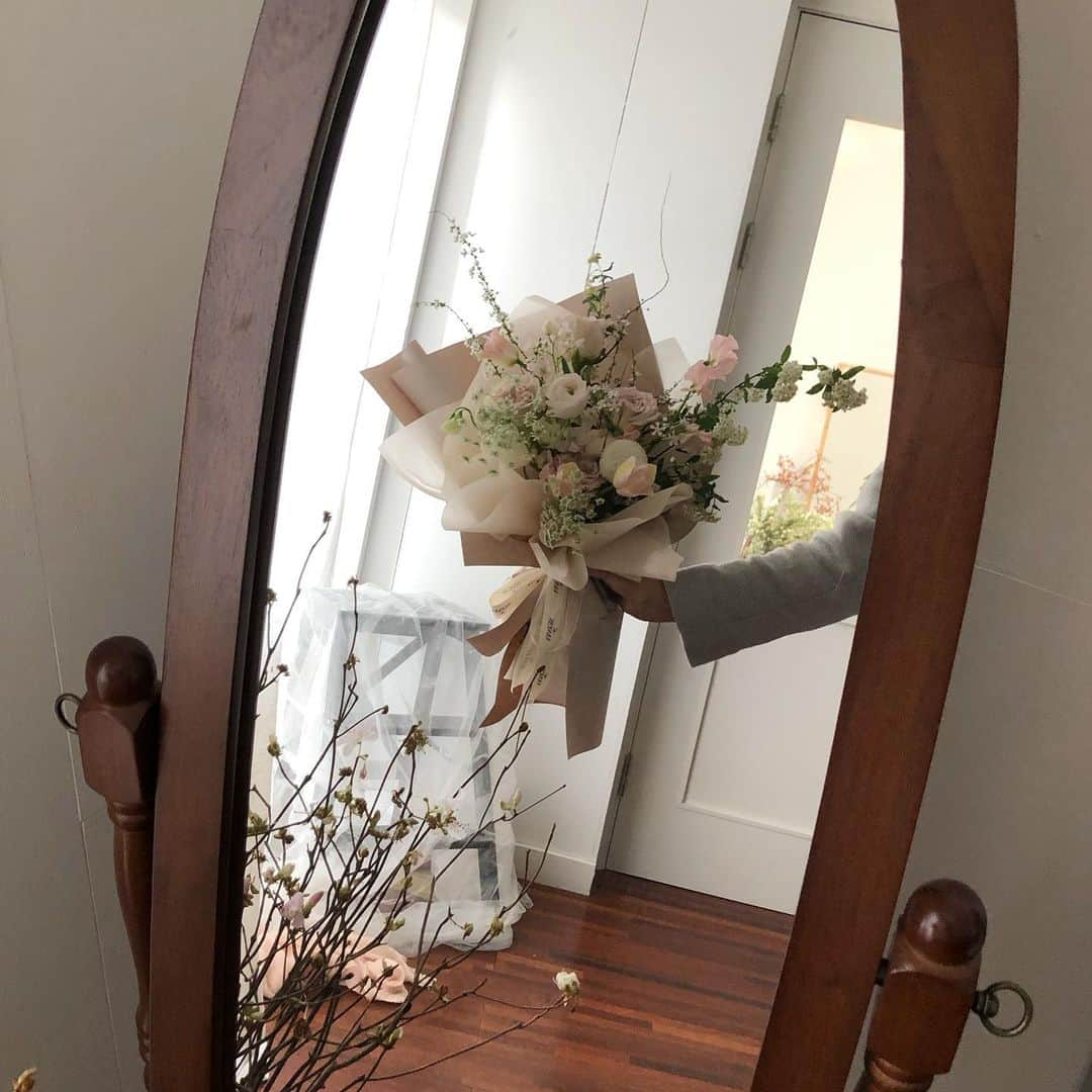 플로리스트 이주연 florist Lee Ju Yeonさんのインスタグラム写真 - (플로리스트 이주연 florist Lee Ju YeonInstagram)「. . good morning 💛 . . #바네스꽃다발 . . 클래스상시모집 당일꽃주문가능 #수업문의 #주문예약 #lesson #Order  Katalk ID vaness52 WeChat ID vaness_flower E-mail vanessflower@naver.com 订花 WeChat ID vaness_flower  강남구 역삼동608-16 📞02-545-6813 . #vanessflower #florist #flowershop #handtied #flowerlesson #花束 #花束包装 #바네스플라워 #플로리스트 #꽃다발 #웨딩부케 #역삼역꽃집 #언주역꽃집 #플라워레슨 #꽃다발주문 #꽃수업 #기업출강 #꽃주문  #대관 #공간대여 #공간쉐어 #강남대관 #세미나대관 #브라이덜파티」2月29日 6時35分 - vanessflower