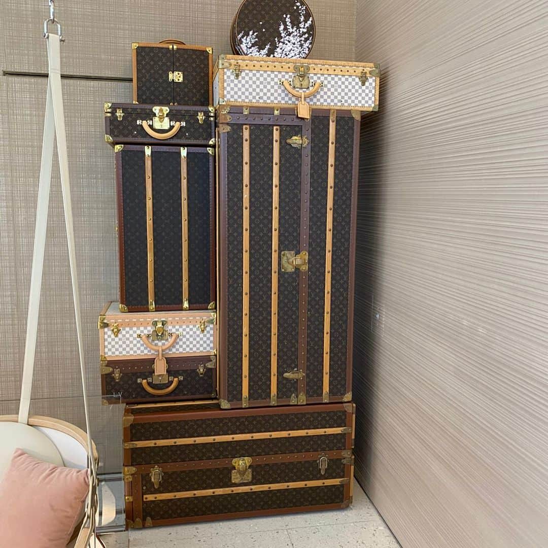 のインスタグラム：「日本最大級の面積を誇るルイヴィトンブティックが心斎橋にオープンしたことが大きく報道されています。 その最上階に、東京の超予約困難店「スガラボ」の二号店が会員制でこっそり忍ばせてある…ッ❗️ 現時点でスガラボⅤ行った人は全員ミーハーな人だと思うが（失礼）、僕も紛れもなくその一員であるキリッ( •̀ .̫ •́ )✧ 続く #ルイヴィトン #ルイヴィトン御堂筋店  #ルイヴィトンメゾン大阪御堂筋  #ルカフェヴィー  #ルイヴィトンカフェ #ヴィトンカフェ #スガラボ #sugalabo #lecafev #心斎橋カフェ  #山岸久朗 #山岸弁護士 #山岸弁護士が飯テロ中」