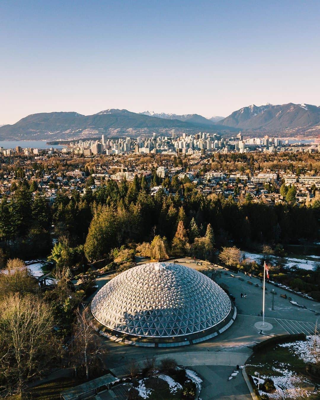 バンクーバー観光局- Tourism Vancouverのインスタグラム：「小高い丘の上にあるクイーンエリザベスパークは、バンクーバー市民の憩いの場所です。園内にはドーム型の熱帯植物が鑑賞できるブローデル温室があったり、春になると桜も咲き誇り、多くの人が訪れます。⁠ 📷 : @romanlanon(Instagram)⁠ .⁠ .⁠ .⁠ #カナダ #バンクーバー #Vancouver #旅 #旅行 #女子旅 #旅好き #一人旅 #海外旅行 #トラベル #旅女子 #旅行好きな人と繋がりたい #旅好きな人と繋がりたい #旅行好き #旅行大好き #旅行行きたい #旅に出たい #海外 #旅の記録 #旅の思い出 #旅行記 #旅したくなるフォト #マイトリップ #マイトリ #retrip_global #風景 #温室 #ダレカニミセタイケシキ #クイーンエリザベスパーク #公園」