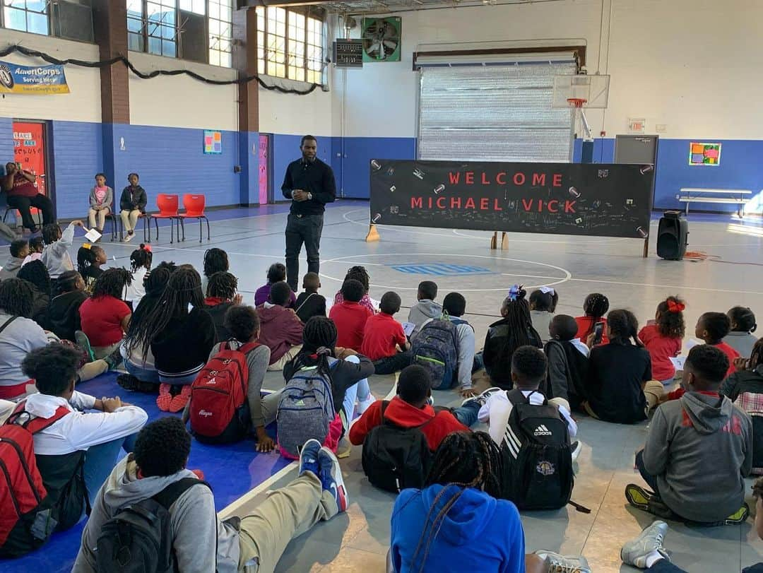 マイケル・ヴィックさんのインスタグラム写真 - (マイケル・ヴィックInstagram)「Surprise visit to the Boys & Girls Club of North Louisiana today 👍🏾 #TheEmpowermentTour #V7」2月29日 7時02分 - mikevick