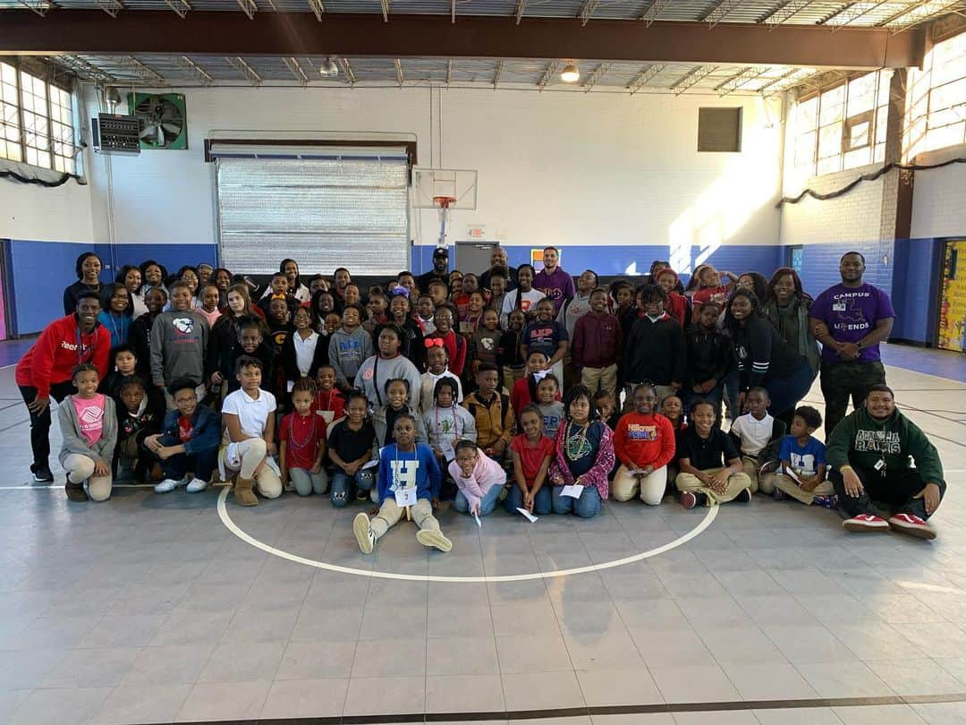 マイケル・ヴィックさんのインスタグラム写真 - (マイケル・ヴィックInstagram)「Surprise visit to the Boys & Girls Club of North Louisiana today 👍🏾 #TheEmpowermentTour #V7」2月29日 7時02分 - mikevick