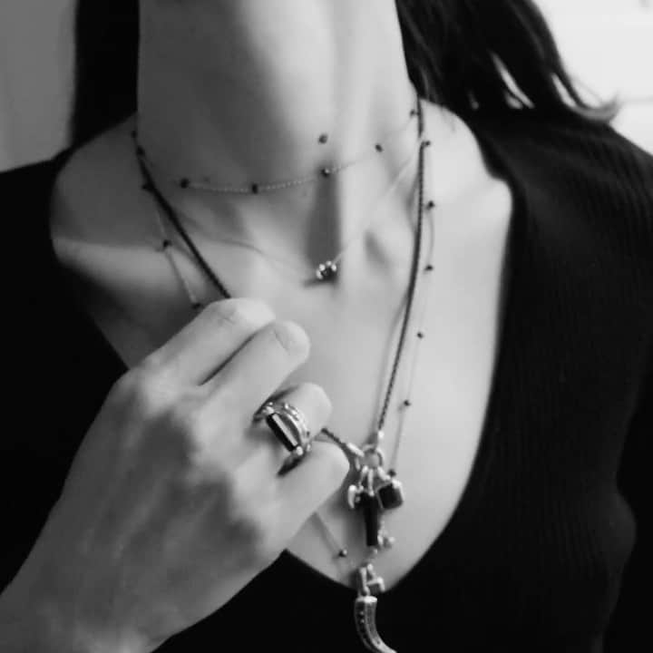デビッドヤーマンのインスタグラム：「That Friday night feeling 💃🏻. Artist Jane Moseley gets ready for the weekend with a mix of our amulets and chains. #DavidYurman #personalstyle」
