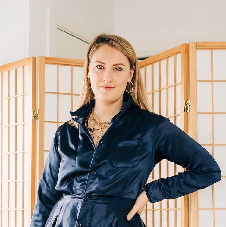 ルル フロストのインスタグラム：「Time for a history lesson: Did you know hoop earrings date all the way back to the Minoan Era around 1600bc? Favorites of everyone from Josephine Baker to J.Lo, this silhouette will never go out of style. Swipe left to see our highlight reel of hoops through the ages and shop our take on the jewelry staple via link in bio. #lulufrost #hoopearrings」