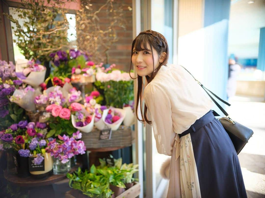 大河まりあさんのインスタグラム写真 - (大河まりあInstagram)「. 🍀🌷🌸🌹🌼🌺🌻 「なにいろのはながすき？」 . #flowers #flowershop #followme #花 #お花 #お花屋さん #花屋さん #フラワーショップ #よりみち  #Lovers_Nippon_Portrait #good_portraits_world #portrait #写真好きな人と繋がりたい #ポートレート #ポトレ #ポートレート撮影 #被写体モデル」2月29日 7時38分 - maria_okawa