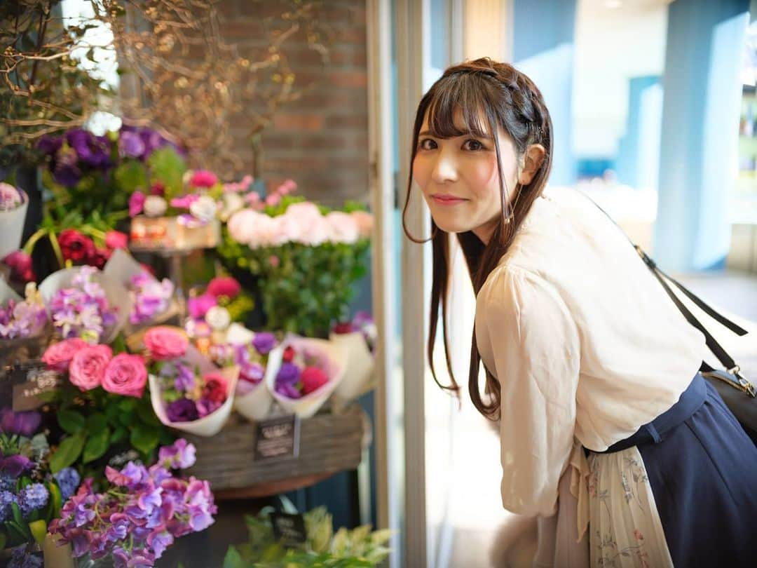 大河まりあさんのインスタグラム写真 - (大河まりあInstagram)「. 🍀🌷🌸🌹🌼🌺🌻 「なにいろのはながすき？」 . #flowers #flowershop #followme #花 #お花 #お花屋さん #花屋さん #フラワーショップ #よりみち  #Lovers_Nippon_Portrait #good_portraits_world #portrait #写真好きな人と繋がりたい #ポートレート #ポトレ #ポートレート撮影 #被写体モデル」2月29日 7時38分 - maria_okawa