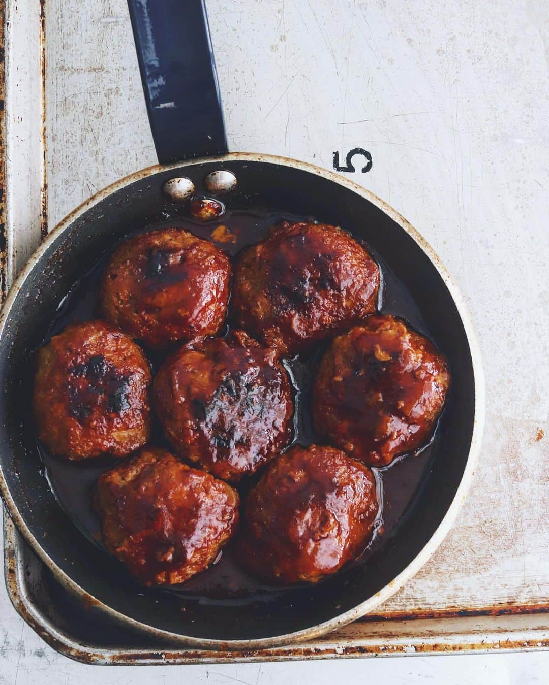 樋口正樹さんのインスタグラム写真 - (樋口正樹Instagram)「Hamburg steak . ４年に１度だけある ２月の肉の日ですし 朝いちでハンバーグ。 でも繋ぎは多めです。 . . #4年に1度の肉の日 #肉の日 #ハンバーグ #ハンバーグ作り #デバイヤー #つくりおきおかず #お惣菜 #おかず #Hamburgsteak #DEBUYER」2月29日 7時50分 - higuccini