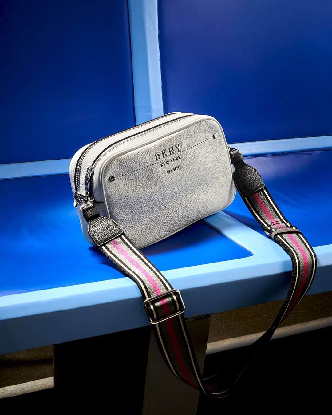 DKNYさんのインスタグラム写真 - (DKNYInstagram)「We get it, you’re busy: places to go, people to see, things to carry. Meet the Thompson Camera Bag. #DKNYCALLING」2月29日 8時00分 - dkny
