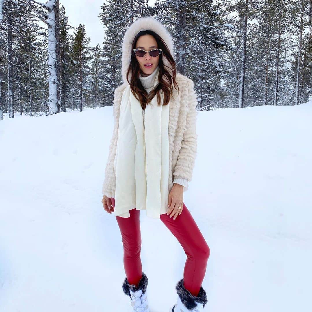 エミ・レナータさんのインスタグラム写真 - (エミ・レナータInstagram)「✨ フィンランドでのファッション❄️ 真っ白な雪の世界に赤いパンツ。パンツはヒートテック！ニットの下にはカイロをたくさん貼ってます😆寒がりだから防寒を考えたファッションで過ごしました❄️ • #フィンランド#フィンランド旅行#今日のコーデ#防寒コーデ#防寒対策#ヒートテック#赤いパンツ#寒がり#雪景色#雪の世界. • It’s cold but fairy!✨“To appreciate the beauty of a snowflake, it is necessary to stand out in the cold.” #emirenata #ootd #snowy #winterwonderland #Lapland #winterfashion」2月29日 8時03分 - emi_renata