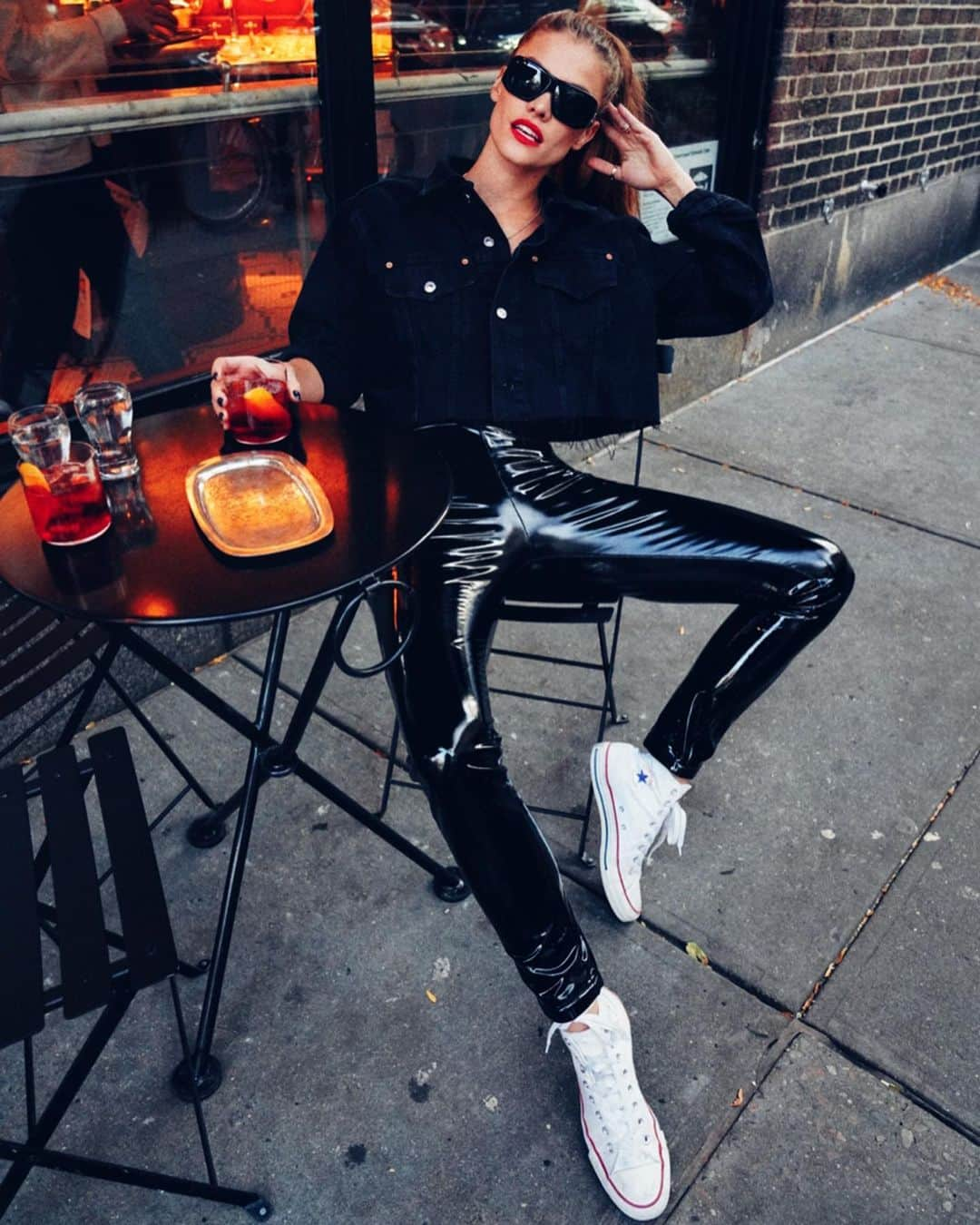 ニーナ・アグダルさんのインスタグラム写真 - (ニーナ・アグダルInstagram)「Faux patent leather pants are great and all but why is no one talking about the sticky buns that comes with wearing em? 📸 @taylorbphoto」2月29日 8時12分 - ninaagdal