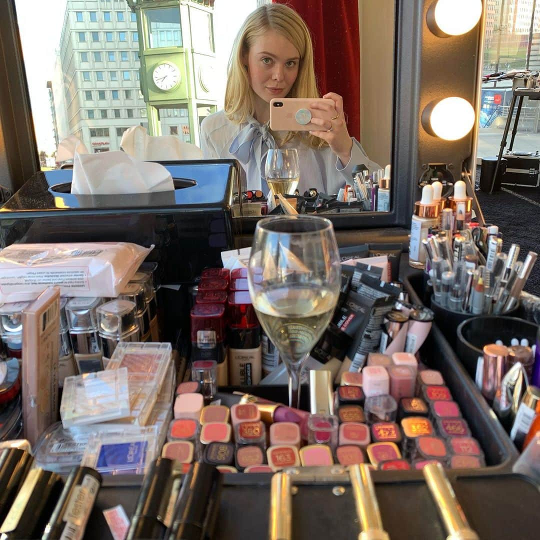 エル・ファニングさんのインスタグラム写真 - (エル・ファニングInstagram)「Ending my Berlinale experience with a trip to the @lorealparis studio. Lipstick and champagne is my dream scenario! Every day is a celebration 🥂💄」2月29日 8時25分 - ellefanning