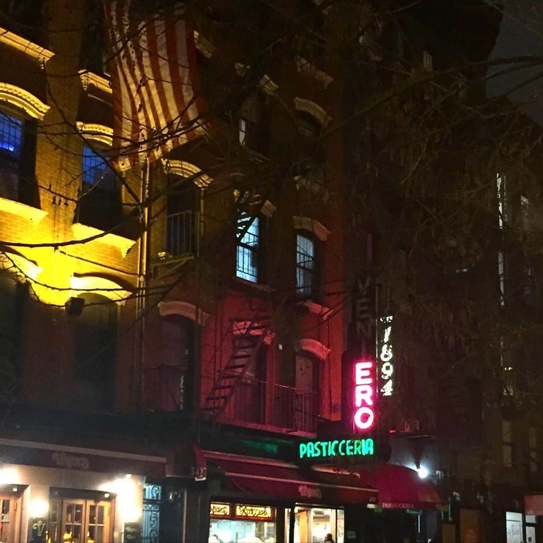 岡田育さんのインスタグラム写真 - (岡田育Instagram)「Untitled, make our neighborhood great again. 👾👯‍♂️🗽🚜 . . #eastvillagenyc #ニューヨーク #lovemyneighborhood #spendyourmoneyhere #ero #エロ #soultwins #boxinggym #nomorenewsstand #coffeeshopnycforever」2月29日 8時28分 - okadaic