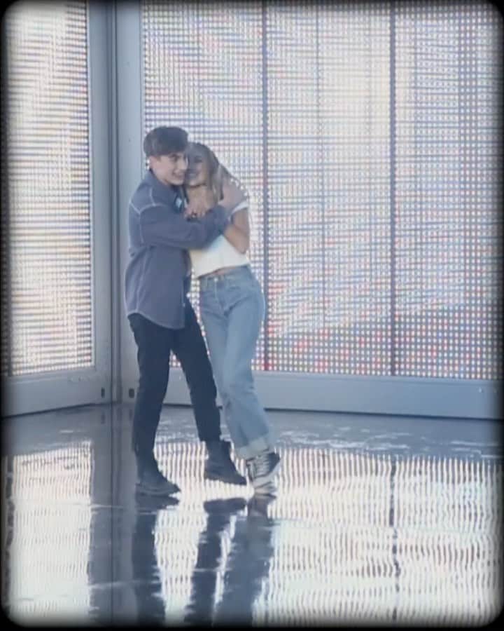 ジョニー・オーランドのインスタグラム：「tomorrow 12pm est #phobiasvideo @emilyskinner」