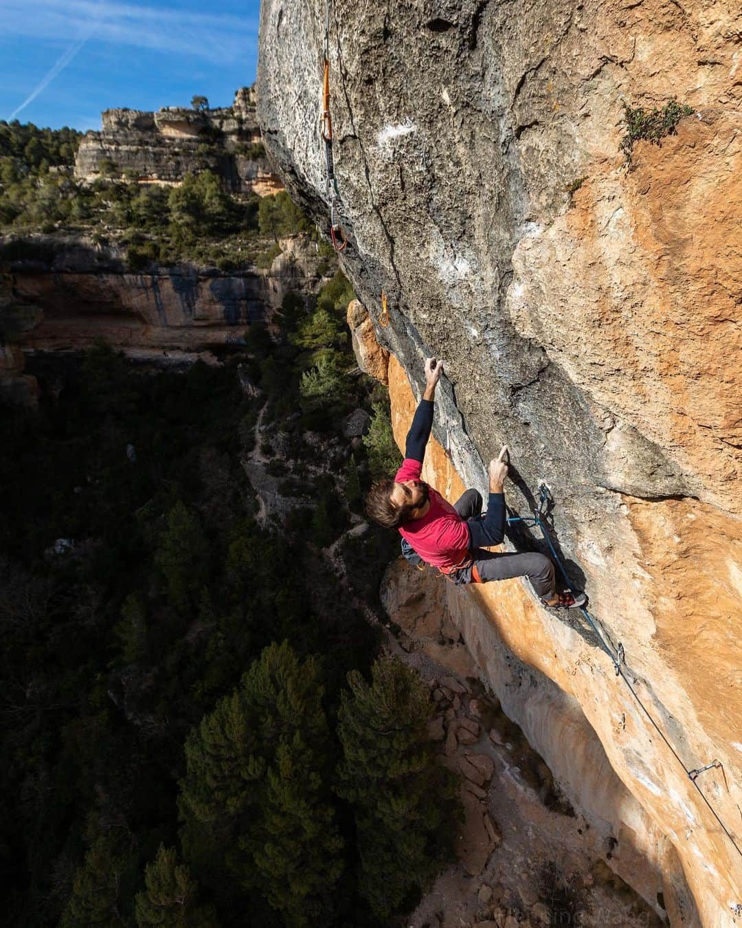 クリス・シャーマさんのインスタグラム写真 - (クリス・シャーマInstagram)「Great to spend a couple days back at@one of my favorite climbing areas #siurana with such a good crew. Psyched to come back soon and hopefully finish off the majestic line “La Reina Mora” 📸 @henning_wang_  @yuji_hirayama_stonerider @sachiamma @dave_graham_ @brettlowell @alizee_dufraisse」2月29日 8時37分 - chris_sharma