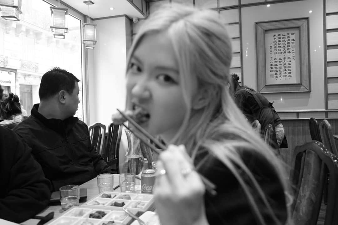 ロゼさんのインスタグラム写真 - (ロゼInstagram)「Chopsticks in paris 🥢」2月29日 8時50分 - roses_are_rosie