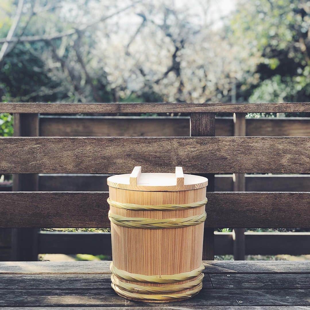 宇藤えみさんのインスタグラム写真 - (宇藤えみInstagram)「美しい。 吉野の杉を使った藤井製桶所の木桶。 世の中がざわざわしてますが冷静にいたいですね。 こういうちょっとしたことを楽しみに^ ^ #木桶#暮らし」2月29日 8時49分 - emiuto