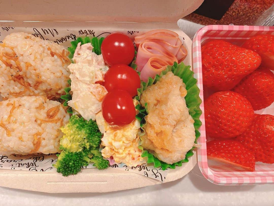 SHINOさんのインスタグラム写真 - (SHINOInstagram)「突然のお弁当最後の日！となってしまいましたー🍱 #お弁当作り　して #次女送迎 して #朝ヨガ　楽しんで #岩盤ヨガ @chiakiss0770  #美容クリニック　行って #ちゅるるんぴかん　してもらって @senriyumi  #スントゥブオッキー　 食べて #ネイル　かわいくしてもらって @nailplumeriasenri  #月曜日から #子供たちとべったり #何して過ごそう #クッキング #人生ゲーム #こんなことめったにない #せっかくだから #有意義に過ごそう♬ #母はとても楽しみ #今週土日は一部変更もありますが予定通り #TOMORROWFOREVERライブあるようです #マスク着用で物販するそうです #ご了承ください #おべんたぐらむ #オベンタグラム #3学期最後のお弁当 #２日分  #SHINO_lunchbox」2月29日 8時53分 - shino0605