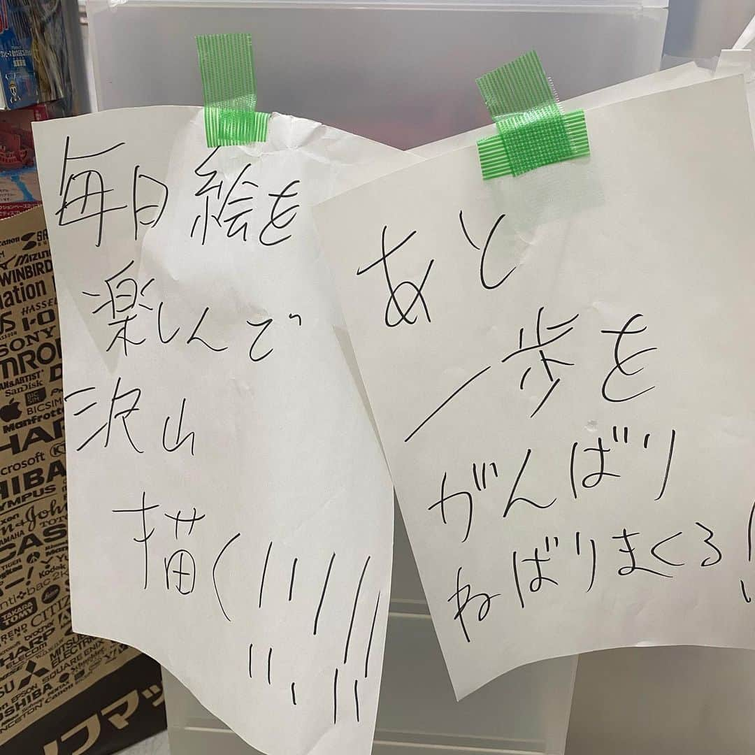 青柳文子さんのインスタグラム写真 - (青柳文子Instagram)「@ochiaishohei さんの「落合翔平の仕事場をまんま持ってきた展」見てきた  凄まじかったなー。生で見れてよかったー。写真4〜５枚目の紙、実際に部屋に貼っあるものらしい。。若いアーティストのこういう想い胸にくるものがあるな🥺  そして我が子、触発されて、折り紙に自分の名前を初めてちゃんと読めるひらがなで書けてて感動した。。🥺 #落合翔平 #shoheiochiai #新宿眼科画廊」2月29日 9時24分 - aoyagifumiko