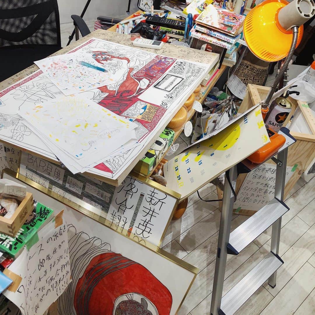青柳文子さんのインスタグラム写真 - (青柳文子Instagram)「@ochiaishohei さんの「落合翔平の仕事場をまんま持ってきた展」見てきた  凄まじかったなー。生で見れてよかったー。写真4〜５枚目の紙、実際に部屋に貼っあるものらしい。。若いアーティストのこういう想い胸にくるものがあるな🥺  そして我が子、触発されて、折り紙に自分の名前を初めてちゃんと読めるひらがなで書けてて感動した。。🥺 #落合翔平 #shoheiochiai #新宿眼科画廊」2月29日 9時24分 - aoyagifumiko