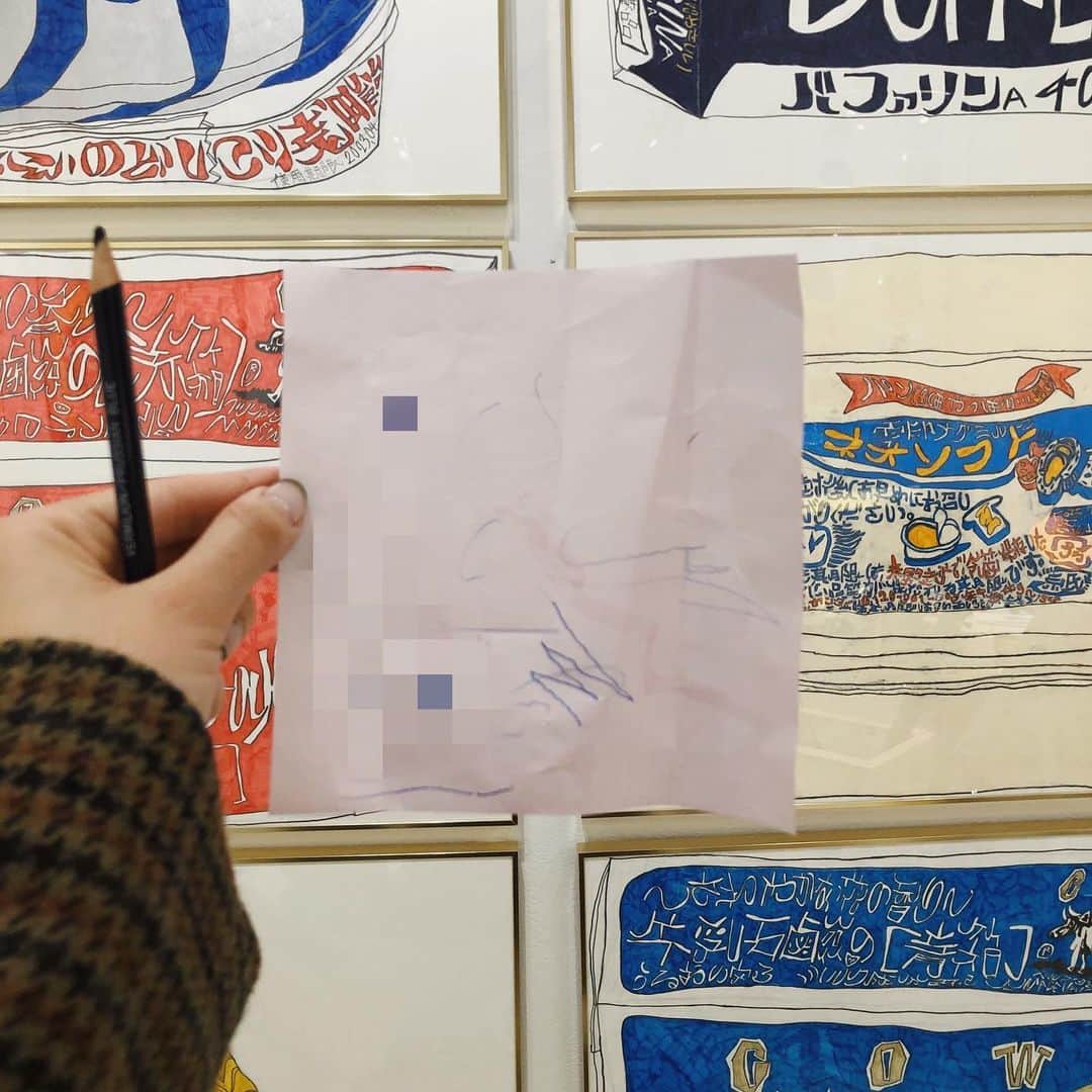 青柳文子さんのインスタグラム写真 - (青柳文子Instagram)「@ochiaishohei さんの「落合翔平の仕事場をまんま持ってきた展」見てきた  凄まじかったなー。生で見れてよかったー。写真4〜５枚目の紙、実際に部屋に貼っあるものらしい。。若いアーティストのこういう想い胸にくるものがあるな🥺  そして我が子、触発されて、折り紙に自分の名前を初めてちゃんと読めるひらがなで書けてて感動した。。🥺 #落合翔平 #shoheiochiai #新宿眼科画廊」2月29日 9時24分 - aoyagifumiko