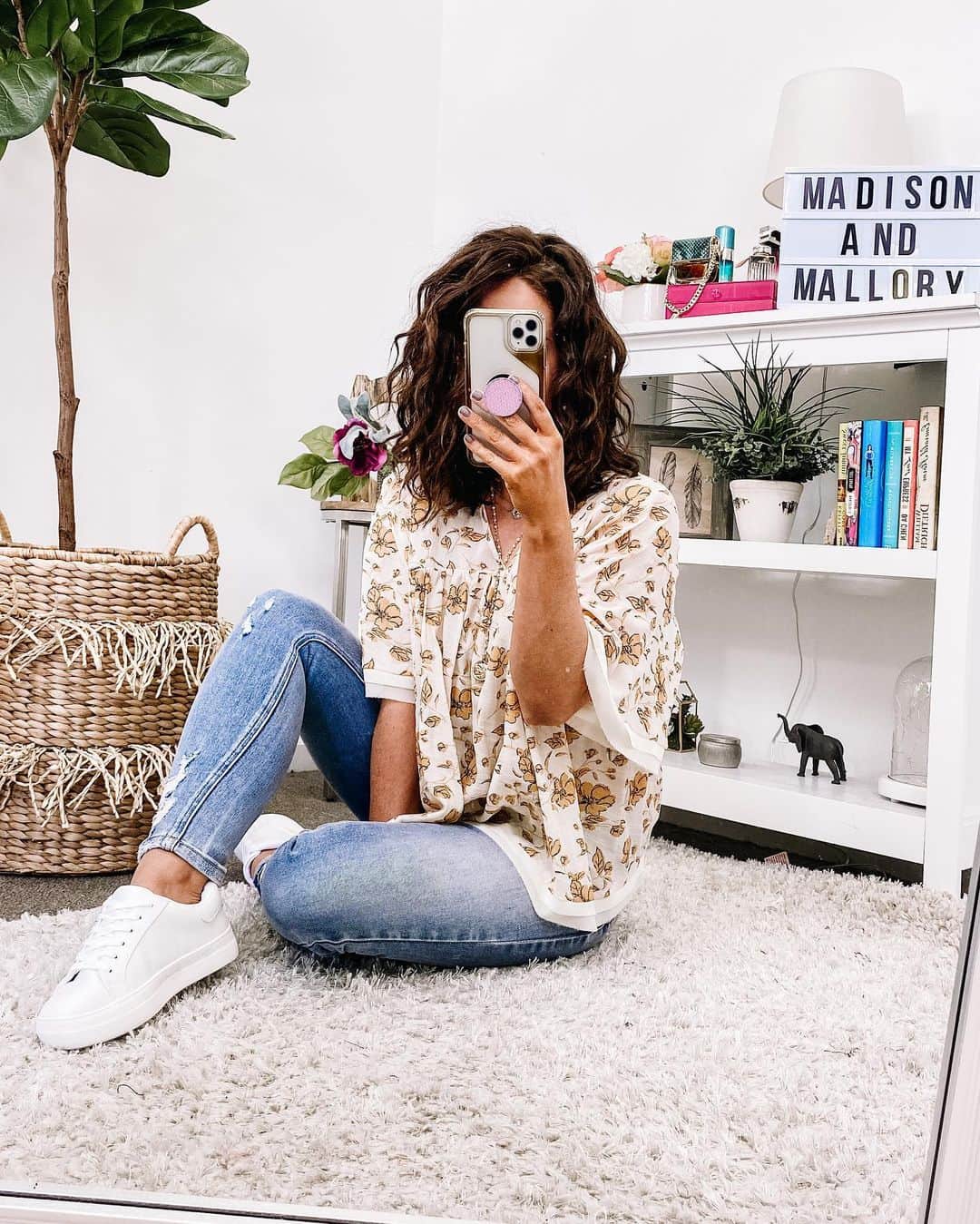Tracy and Stefanieのインスタグラム：「Happy Friday! ❤️❤️❤️ What are you doing this weekend? PS @madisonandmallory has the CUTEST NEW Spring Arrivals! My whole outfit is available now! Shoes coming soon!」