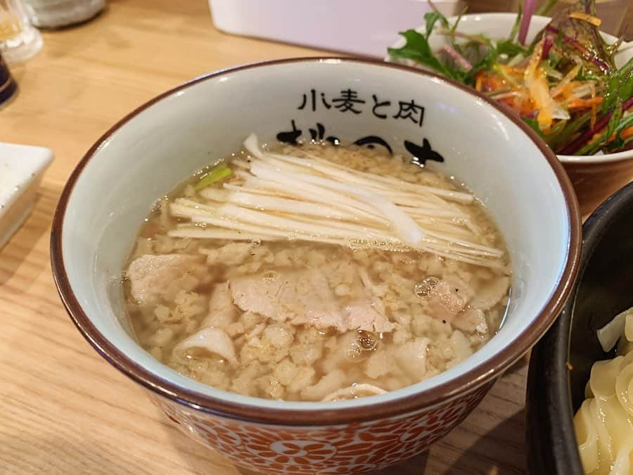 SUSURUさんのインスタグラム写真 - (SUSURUInstagram)「新宿御苑前の行列つけ麺！ 豚の旨味がしっかりと溶け込んだつけ汁はコク深くもキレのある醤油味。背油が入り、さらに動物系の旨味もプラス🐷 麺はオンリーワンな平打ちピロピロ太麺！ この麺がまた秀逸で、麺量は300gと多めですがつけ汁とのバランスもよくズイズイすすれちゃう美味しい麺です😍 つけ汁をまとった豚肉がこれまた美味しく、かなり僕好みのつけ麺でした🍥 #susuru_tv #1557日目 #小麦と肉桃の木 #新宿御苑前 #新宿 #東京 #こってり醤油 #超うまい  #ラーメン #らーめん #ramen #ラーメン部 #ramennoodles #毎日ラーメン生活 #麺スタグラム #japaneseramen #japanramen #foodstagram #foodie #noodles #instanoodle #instaramen #instafood #susururecommended #つけ麺 #新宿ラーメン #tsukemen」2月29日 9時34分 - susuru_tv