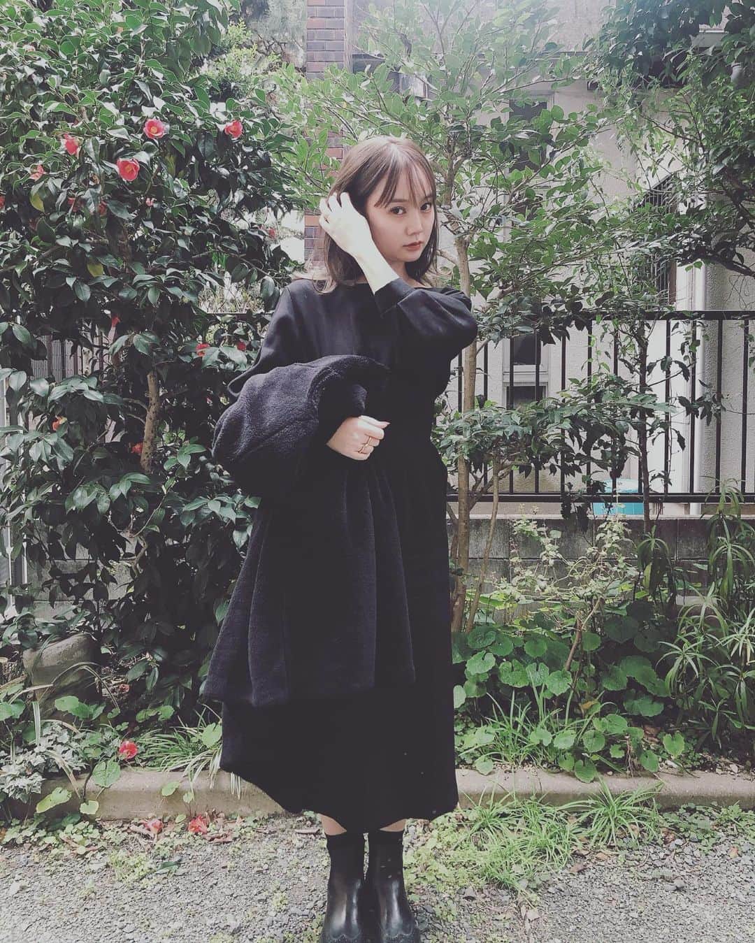 西本早希のインスタグラム：「・ やっぱり黒がすき〜 ● ・ ・ 👗 @lagunamoon_com」
