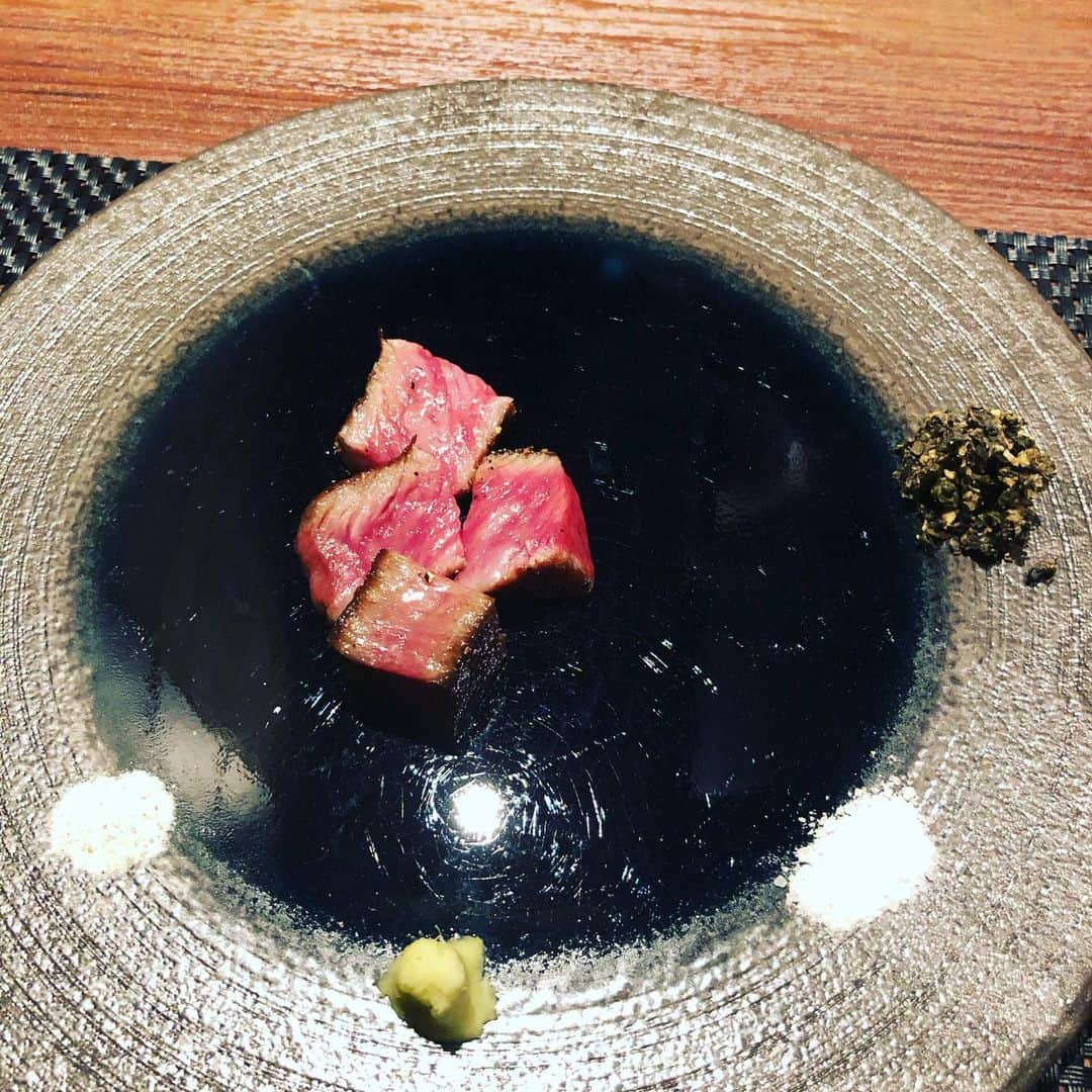 michi さんのインスタグラム写真 - (michi Instagram)「昨夜はお誕生日ディナーでした🍽 食べ過ぎて崩壊寸前でした笑笑  いろんな方からお祝いメッセージを頂き、幸せな1日でした。  初めて行った鉄板焼のお店でシェフから高級茶のサービスと白ワインのボトルをプレゼントという粋な計らいで更に感動🥺  大満足な1日でした！素敵な一年にします！  #誕生日#誕生日ご飯 #鉄板焼きディナー #yanagi #すすきのグルメ ＃食べすぎ #飲みすぎ」2月29日 9時56分 - michi_jasmine