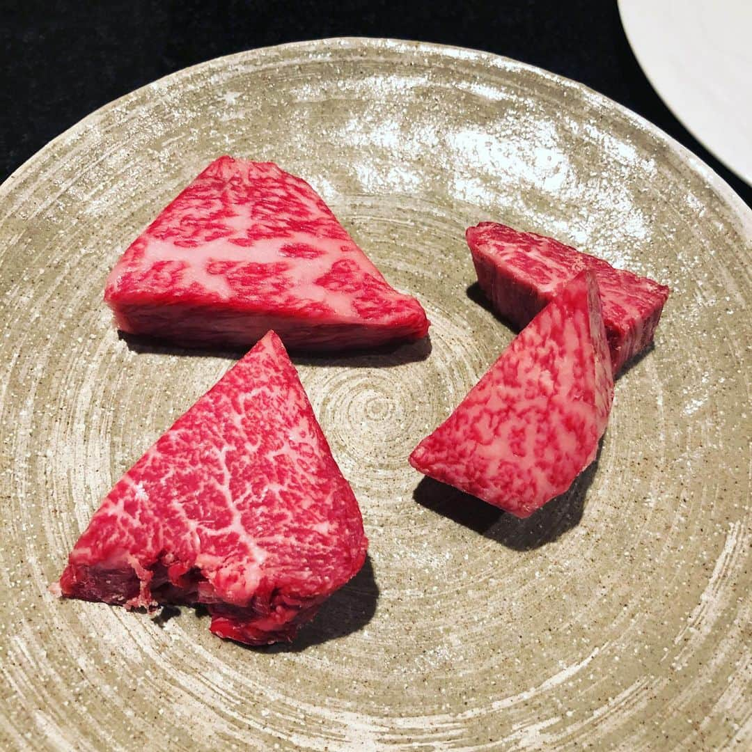 michi さんのインスタグラム写真 - (michi Instagram)「昨夜はお誕生日ディナーでした🍽 食べ過ぎて崩壊寸前でした笑笑  いろんな方からお祝いメッセージを頂き、幸せな1日でした。  初めて行った鉄板焼のお店でシェフから高級茶のサービスと白ワインのボトルをプレゼントという粋な計らいで更に感動🥺  大満足な1日でした！素敵な一年にします！  #誕生日#誕生日ご飯 #鉄板焼きディナー #yanagi #すすきのグルメ ＃食べすぎ #飲みすぎ」2月29日 9時56分 - michi_jasmine