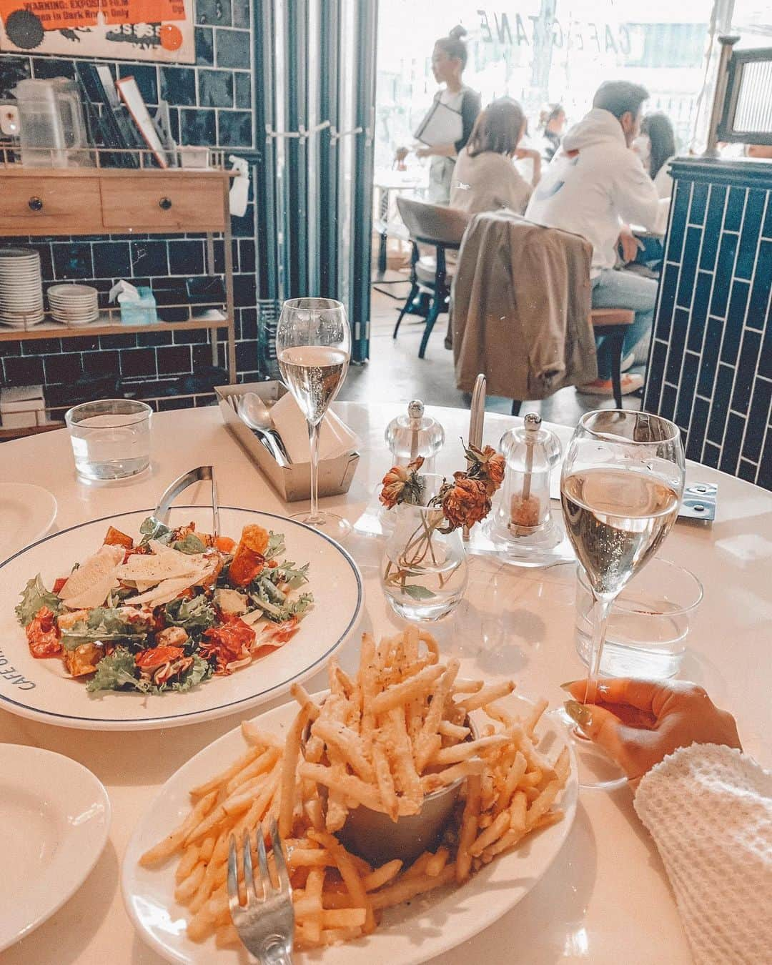 ✷kana✷さんのインスタグラム写真 - (✷kana✷Instagram)「🍃lunch🍴 . . 先週の子連れランチ🤳 @cafegitanetokyo ご飯美味しい🥂 りーさん今日から思いもよらぬ 長い休みの始まりだね〜 むやみに外出もできないし、 ママはバタバタだし可哀想に。ごめん。 . . #親子コーデ#デニムコーデ」2月29日 9時57分 - xxkana513xx