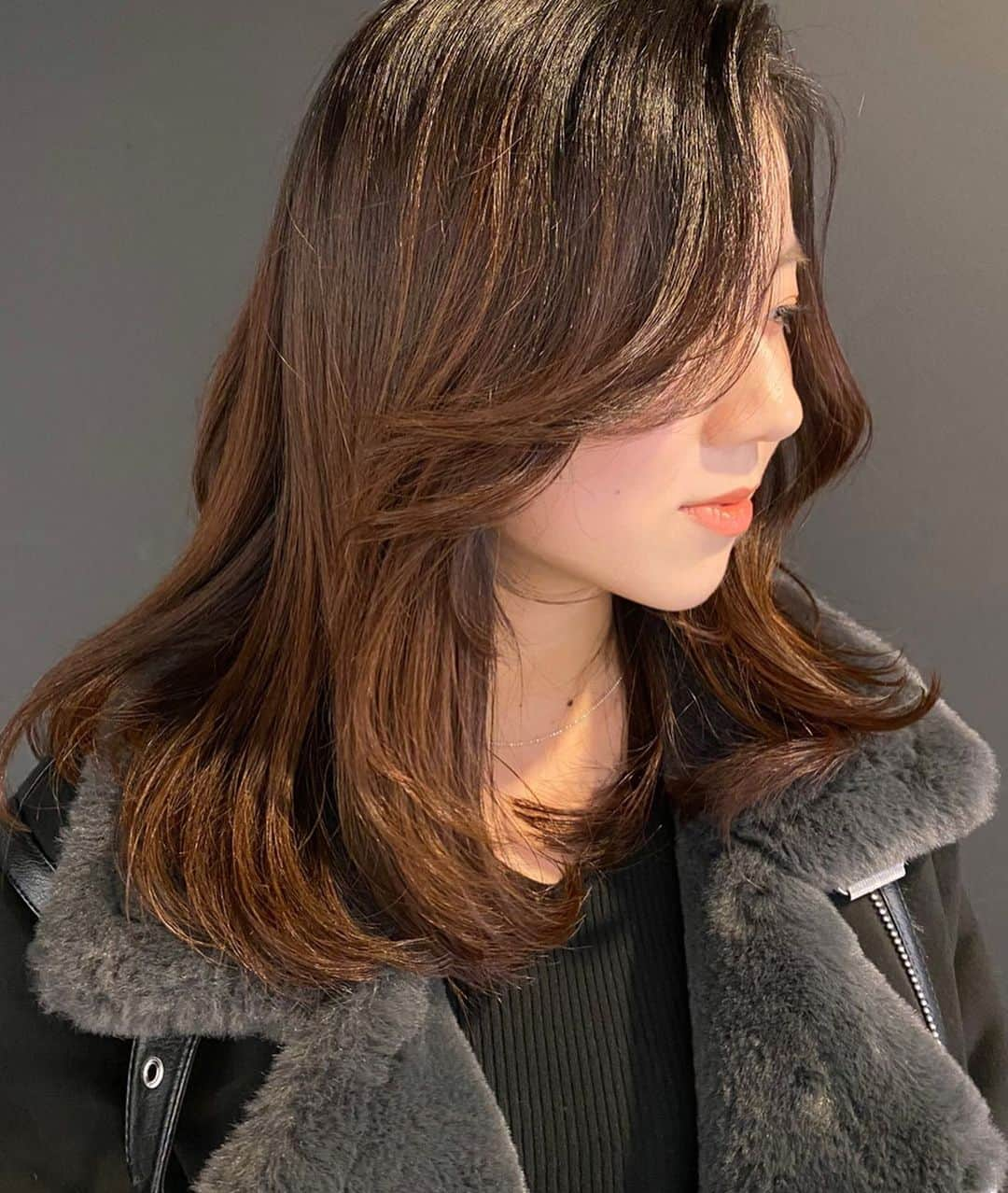 NASUさんのインスタグラム写真 - (NASUInstagram)「顔まわりに動きをつけたロブ✂︎ 伸ばし途中の方にもおすすめ🤍 さらっとナチュラルに、レディーヘアー👸」2月29日 10時01分 - nasup