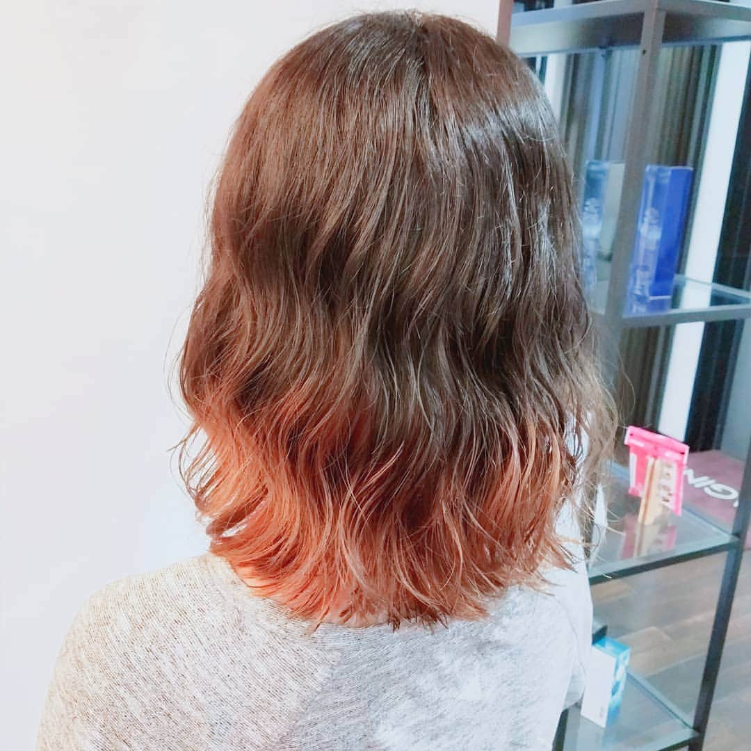 IMAGINE-hairさんのインスタグラム写真 - (IMAGINE-hairInstagram)「【お客様スタイル】 ふんわりウェーブパーマ&グラデーションカラー！まとめる事の多いママさん。ウェーブパーマでまとめるといい感じのルーズさと動き&まとめた毛先が明るいカラーでオシャレ感アップ！オシャレなママさん！がモットーです👍 . 担当⇒梅田店秋山 @imagine_akiyama . . IMAGINEは、こんな方におすすめのヘアサロンです ❁トップをふんわりさせたい方 ❁つむじ割れが気になる方 ❁毎日のスタイリングを楽に決まるようにしたい方 ❁パサつき、ぺたんこ、うねり、頭皮トラブルなど大人女性のお悩みを持たれてる方 ❁小顔、小頭にしたい方 . . . IMAGINEでは、、、 ・髪の毛、頭皮の様々なお悩みを解消します。 ・パサつき、ぺたんこ、うねり、細毛、抜け毛など大人女性のお悩みもお任せ下さい。 ・日本で唯一のパーマでぺたんこ、つむじ割れを解消します。 ・毎日のスタイリングが楽になるように傷めずまとまり長持ちするヘアスタイルを提供します。 ・顔、頭の黄金比(美しく見えるバランス)をベースに小顔、小頭のヘアスタイルにします。 . . 【アクセス】大阪市北区茶屋町1-52コモド梅田ビル2F  各線梅田駅JR大阪駅から新御堂筋へ(東へ)向かって徒歩5～15分。 新御堂筋沿いのCOMODO梅田ビルの2Fです。目印はすき家の上です。 . . 詳しくはホームページをご覧ください www.imagine-hair.com . . 【定休日】毎週月曜日、第2,3火曜日 【受付時間】 【火-土】10：00～18：30　※木曜日は午前中レッスンのため12：00より営業 【日・祝】10：00～18：00 . . ご予約や気になる方、メニューなどのご相談は お電話（06-6292-8008）からお気軽にご連絡下さい❁¨̮ . . #ショート#ショートスタイル#ボブ#ボブスタイル#パーマ#メンズパーマ#ふんわり#艶#30代ヘアスタイル#40代ヘアスタイル#50代ヘアスタイル#小顔#小頭#トップふんわり#ヘッドスパ#梅田美容室#大阪美容室#大阪美容院#梅田美容院#大阪茶屋町#大阪工業大学#関西大学#だかパ#梅田#茶屋町」2月29日 10時26分 - imagine.365.359