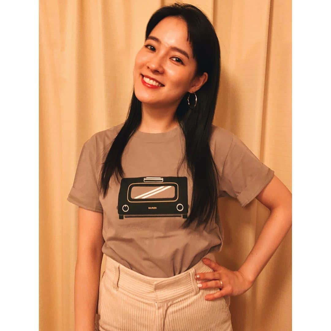 奈津子さんのインスタグラム写真 - (奈津子Instagram)「ユニクロのTシャツブランド「UT」が発売した世界の企業のロゴなどをモチーフにしたコレクション「ザ・ブランズ マスターピース」😊バルミューダの名品、ザ・トースターとコラボしたものをさっそくゲットしました！カフェオレみたいな色と、絶妙なフォルムで可愛い。価格は税別990円💰さあーて元気に収録いってきますね💖 ・ #家電 #家電好き #家電女優 #奈津子 #バルミューダ　#トースター　#ユニクロ　#Tシャツ　#ut #uniqlo」2月29日 10時24分 - natsuko_kaden