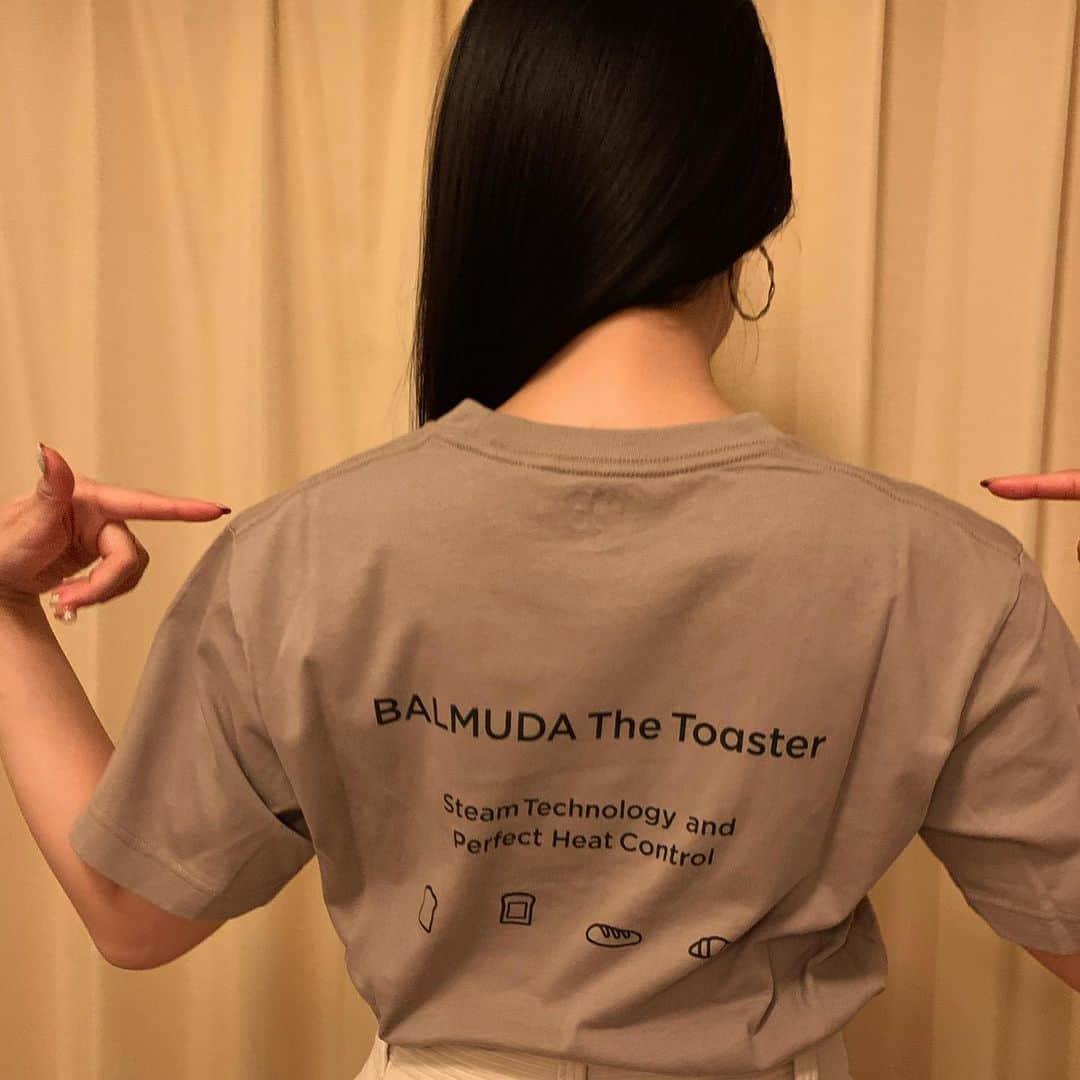 奈津子さんのインスタグラム写真 - (奈津子Instagram)「ユニクロのTシャツブランド「UT」が発売した世界の企業のロゴなどをモチーフにしたコレクション「ザ・ブランズ マスターピース」😊バルミューダの名品、ザ・トースターとコラボしたものをさっそくゲットしました！カフェオレみたいな色と、絶妙なフォルムで可愛い。価格は税別990円💰さあーて元気に収録いってきますね💖 ・ #家電 #家電好き #家電女優 #奈津子 #バルミューダ　#トースター　#ユニクロ　#Tシャツ　#ut #uniqlo」2月29日 10時24分 - natsuko_kaden