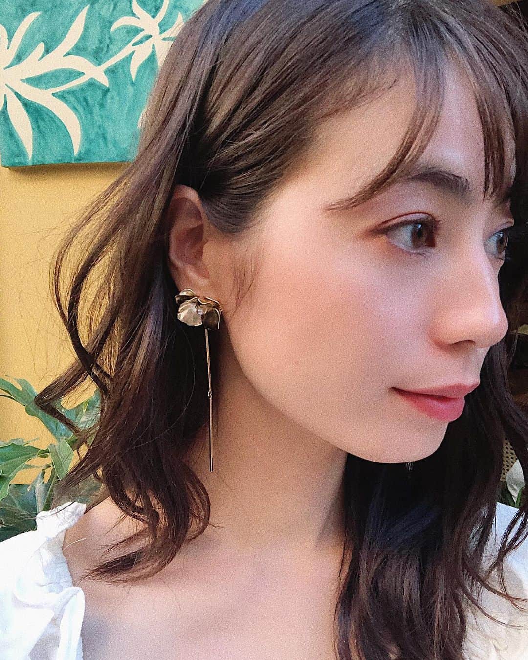 伊藤沙織のインスタグラム：「@unbouquet のお気に入りのピアス🌼華やかなゴールドのお花モチーフに、揺れるチャームがより女性らしさを引き出してくれます。 . #unbouquet」