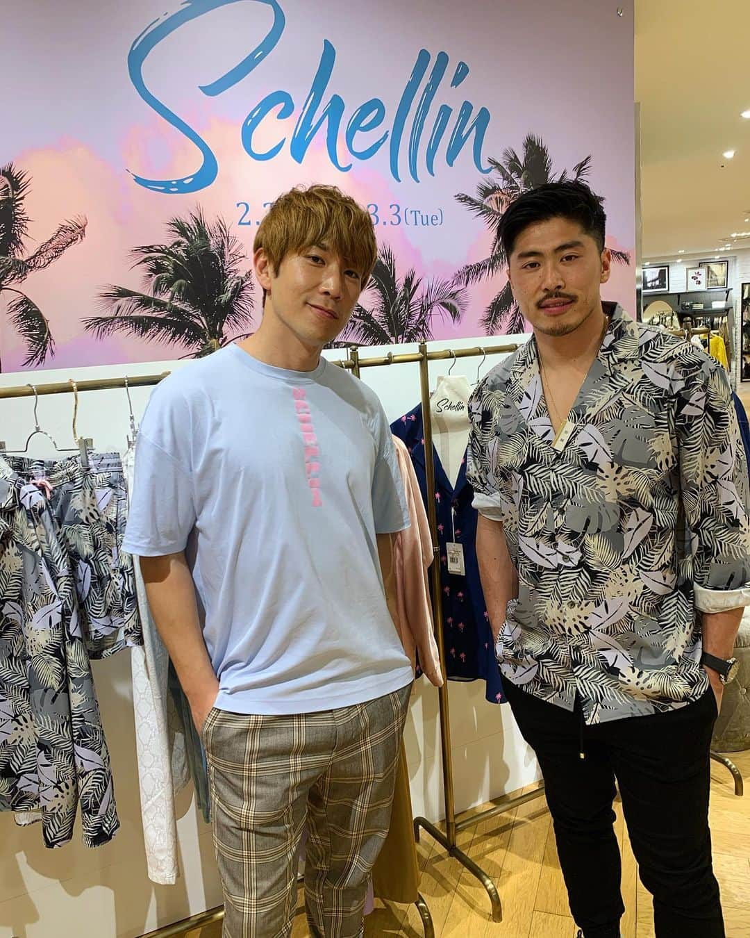 栗原嵩さんのインスタグラム写真 - (栗原嵩Instagram)「銀座三越３階で行われてる @schellin.official ポップアップストアに @kooji_brillian が来てくれました！ ユニセックスのオーガニックTシャツのサックスブルーを買ってくれました！こちらは女性が着るとオーバーサイズで着れるようにデザインされて作られてるのでぜひコージとお揃いで着ちゃってください！残りわずかとなっています！ 本日も銀座三越に14:00-16:00でいる予定です。皆様お待ちしております🙇‍♂️」2月29日 10時31分 - iam_tk_81