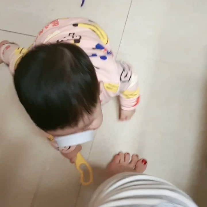 ミン・ヨンウォンのインスタグラム：「ㅋㅋㅋㅋㅋㅋ #완젼멋져 넘 귀여워 너의개인기 하루에도 몇번씩 심쿵심쿵해🥰🥰🥰 . . . . . #11갤 #아기모델 #밍크뮤 #리틀그라운드 #블루독 🐶 매니아 #육아일기 #육아맘 #육아소통 #일상 #소통 #맞팔 #데일리 #황금돼지띠아들 #오오티디  #베이비스타그램  #baby #babyboy #birthdayboy #love #family」
