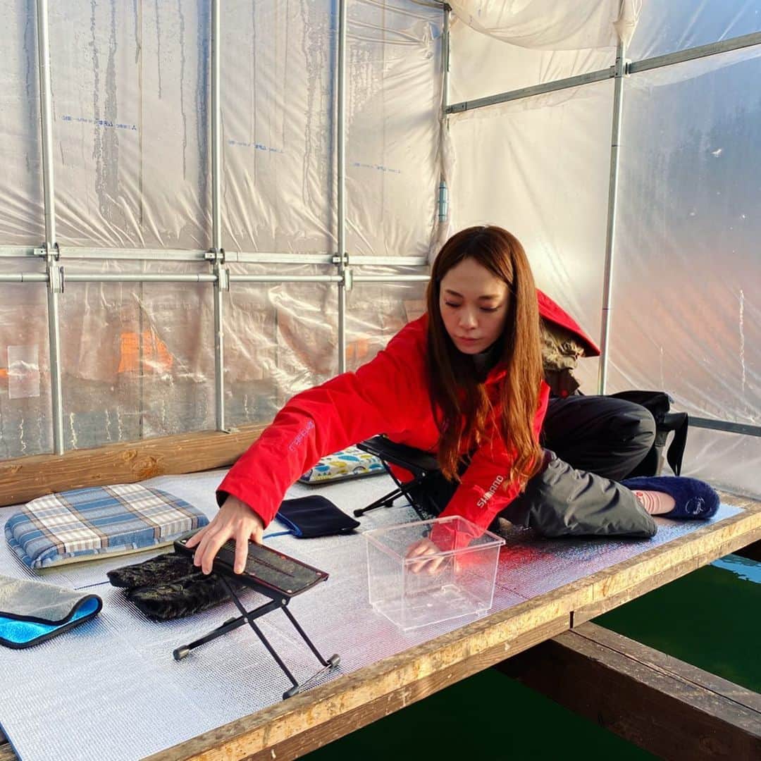 関西テレビ「釣りたガール！」さんのインスタグラム写真 - (関西テレビ「釣りたガール！」Instagram)「✔︎﻿ あす3月1日の朝は釣りたガール！﻿ ﻿ 兵庫県・生野銀山湖でのワカサギ釣りです🎣﻿ ﻿ ここのワカサギはとにかく大きい事で有名で😻﻿ ﻿ ワカサギ釣り専門番組のナビゲーターを務める﻿ ﻿ 佐久田瑠美ちゃんと2人で、冬の1日を満喫してきました。﻿ ﻿ 順調に釣る瑠美ちゃんに対し、ムラニシには新たな呼び名が…？！🤣﻿ ﻿ いつになくマッタリとした釣りになりましたので﻿ ﻿ 日曜の朝にマッタリ観ていただけると嬉しいです❣️﻿ ﻿ 釣りたガール！は3/1(日)朝6:30〜﻿ ﻿ カンテレで放送です📺﻿ ﻿ ﻿ ﻿ #ワカサギ釣り﻿ #生野銀山﻿ #湖﻿ #兵庫県﻿ #兵庫観光﻿ #ボート﻿ #湖畔﻿ #バスフィッシング ﻿ #釣り﻿ #釣りたガール﻿ #釣り女子﻿ #釣りガール ﻿ #釣り好きな人と繋がりたい ﻿ #それでも釣りにいく﻿ #佐久田瑠美 ちゃん﻿ #カンテレ﻿ #釣りビジョン﻿ #村西利恵」2月29日 10時50分 - tsurita_girl