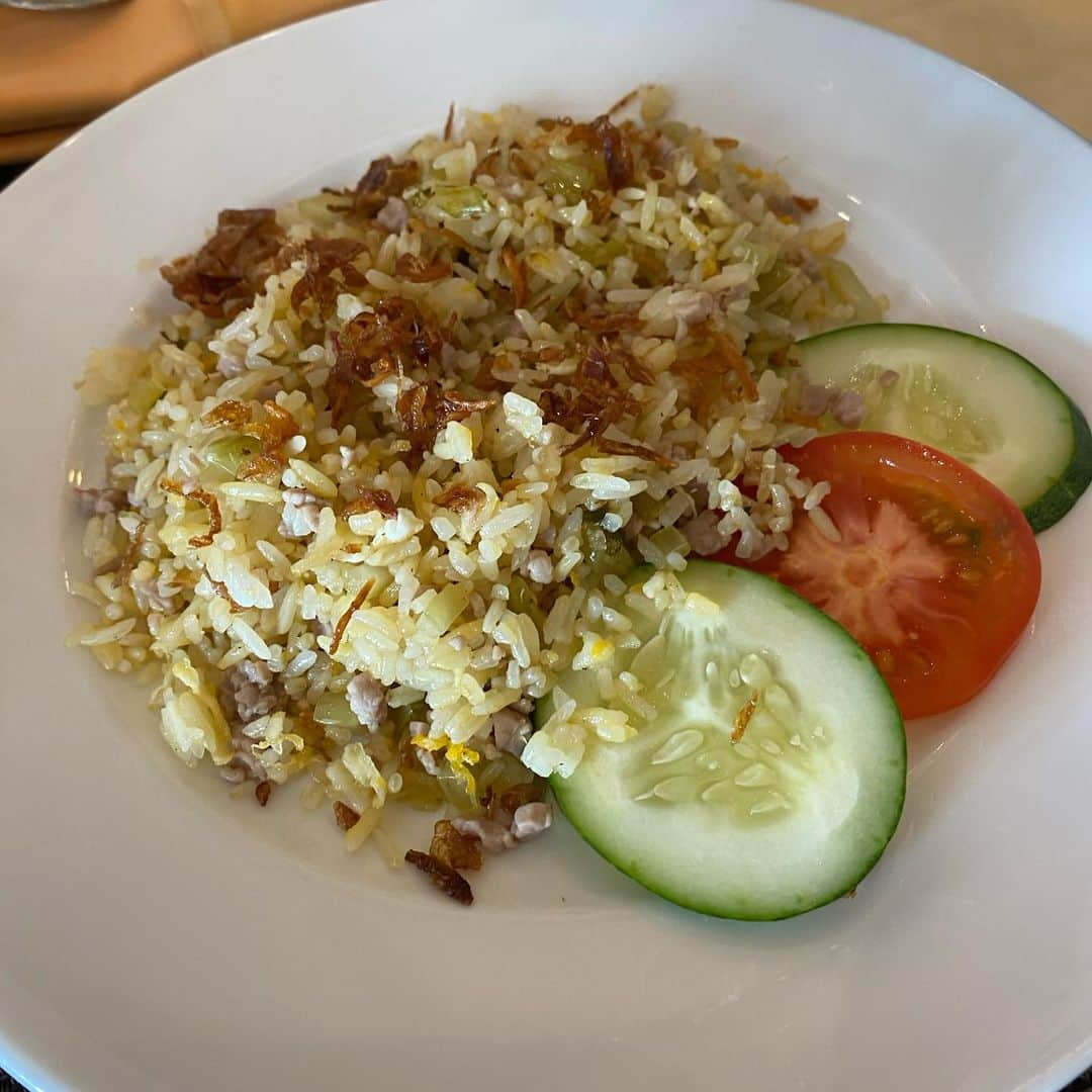 Isseki Nagaeさんのインスタグラム写真 - (Isseki NagaeInstagram)「Breakfast after surfing🤒🥴 #surftrip #surfinglife #beach #tropical #danang #breakfast #aftersurf  今朝の波はセットむねかたまずまず。たった1人で2時間やってお腹減った。ベトナムはご飯が美味しすぎ。ホテルのレストランはガーラガラです。」2月29日 11時01分 - isseki_nagae